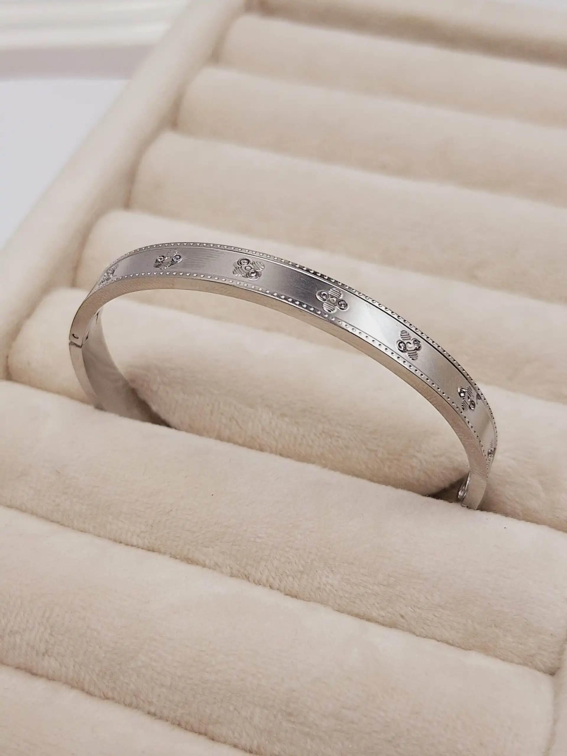 دستبند بنگال نقره ای نگین دار طرح گل استیل