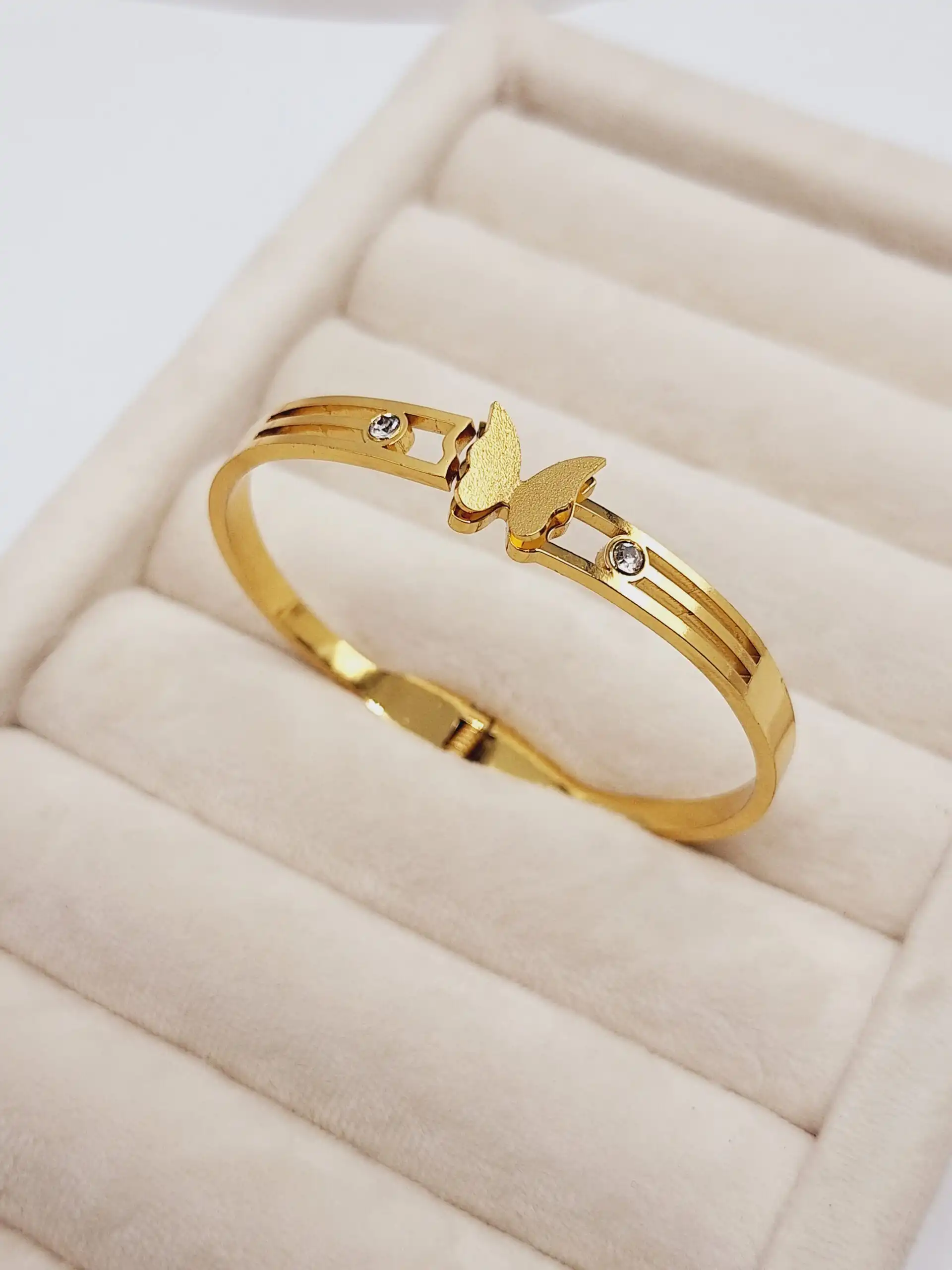 دستبند طرح پروانه نگین دار طلایی