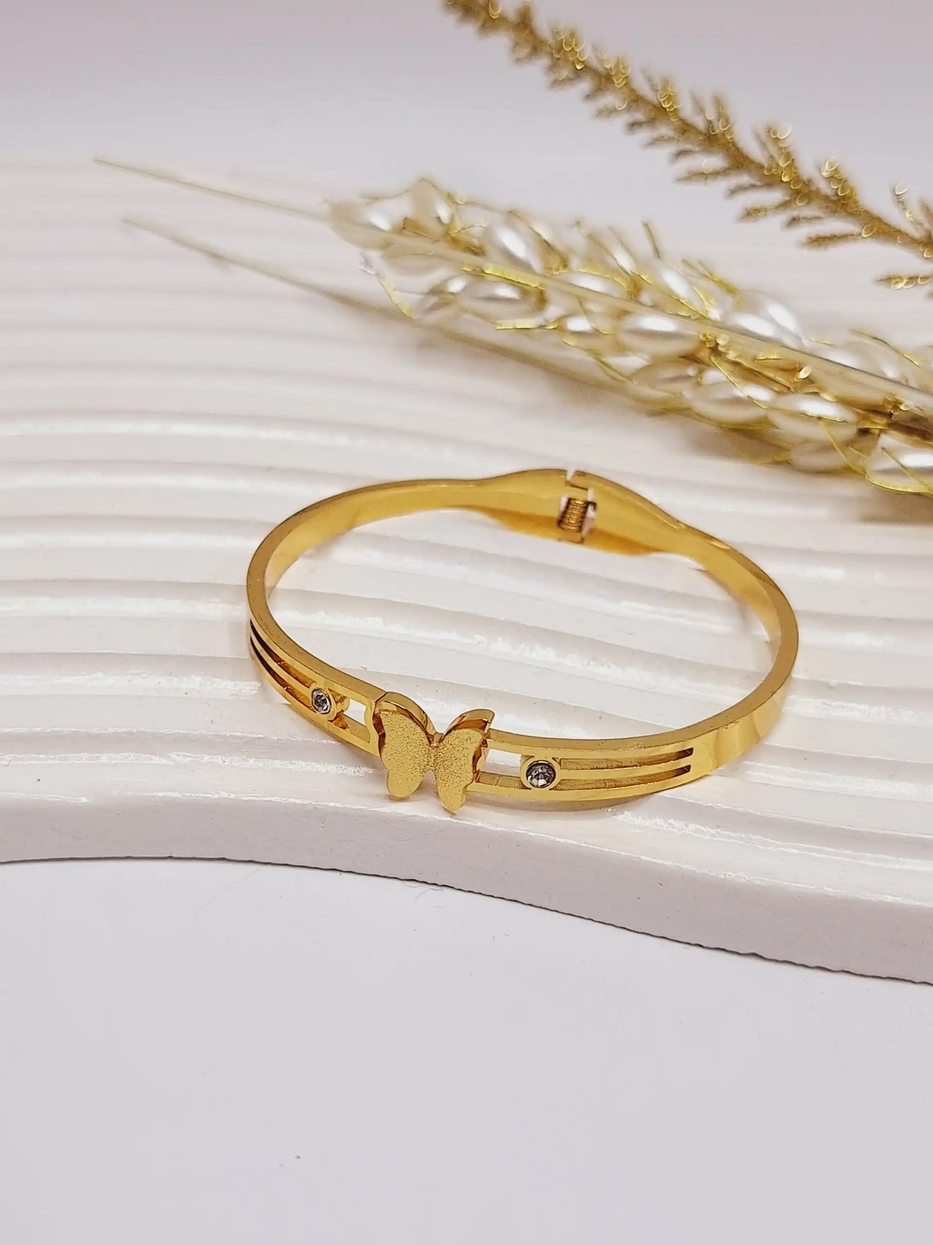 دستبند طرح پروانه نگین دار طلایی