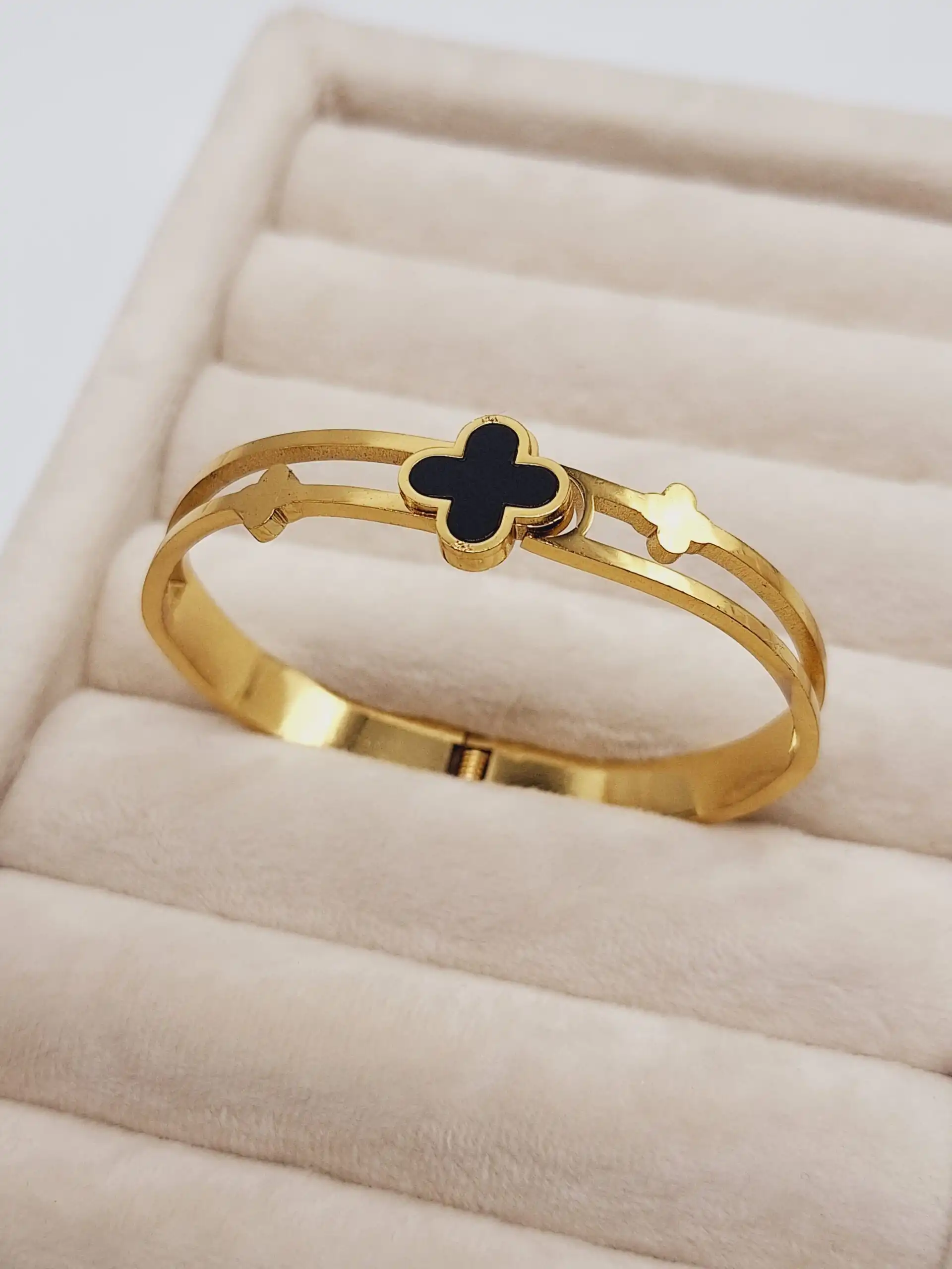 دستبند طلایی طرح ونکلیف تک مشکی