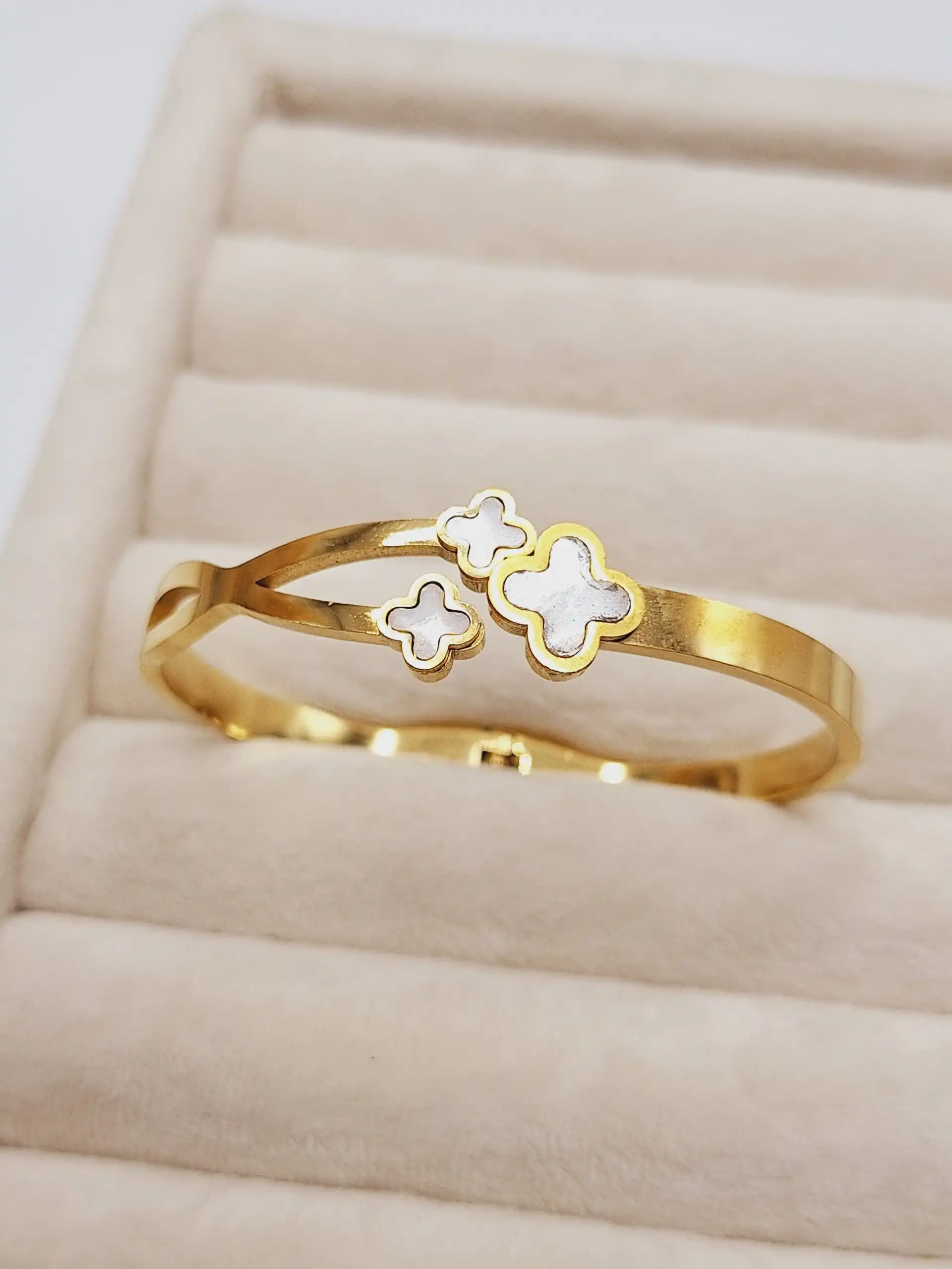 دستبند طلایی طرح 3 ونکلیف سفید