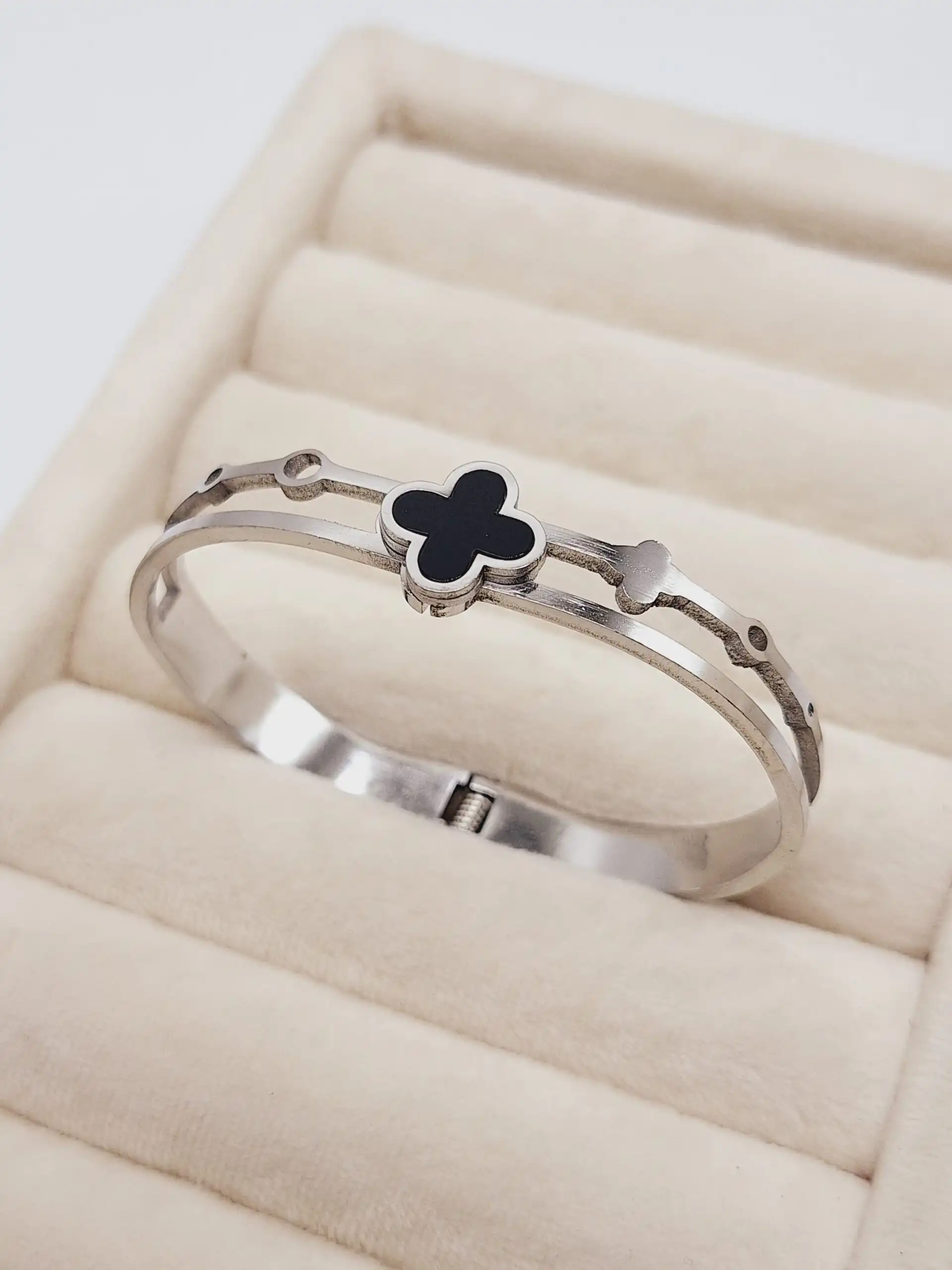 دستبند نقره ای طرح تک ونکلیف مشکی