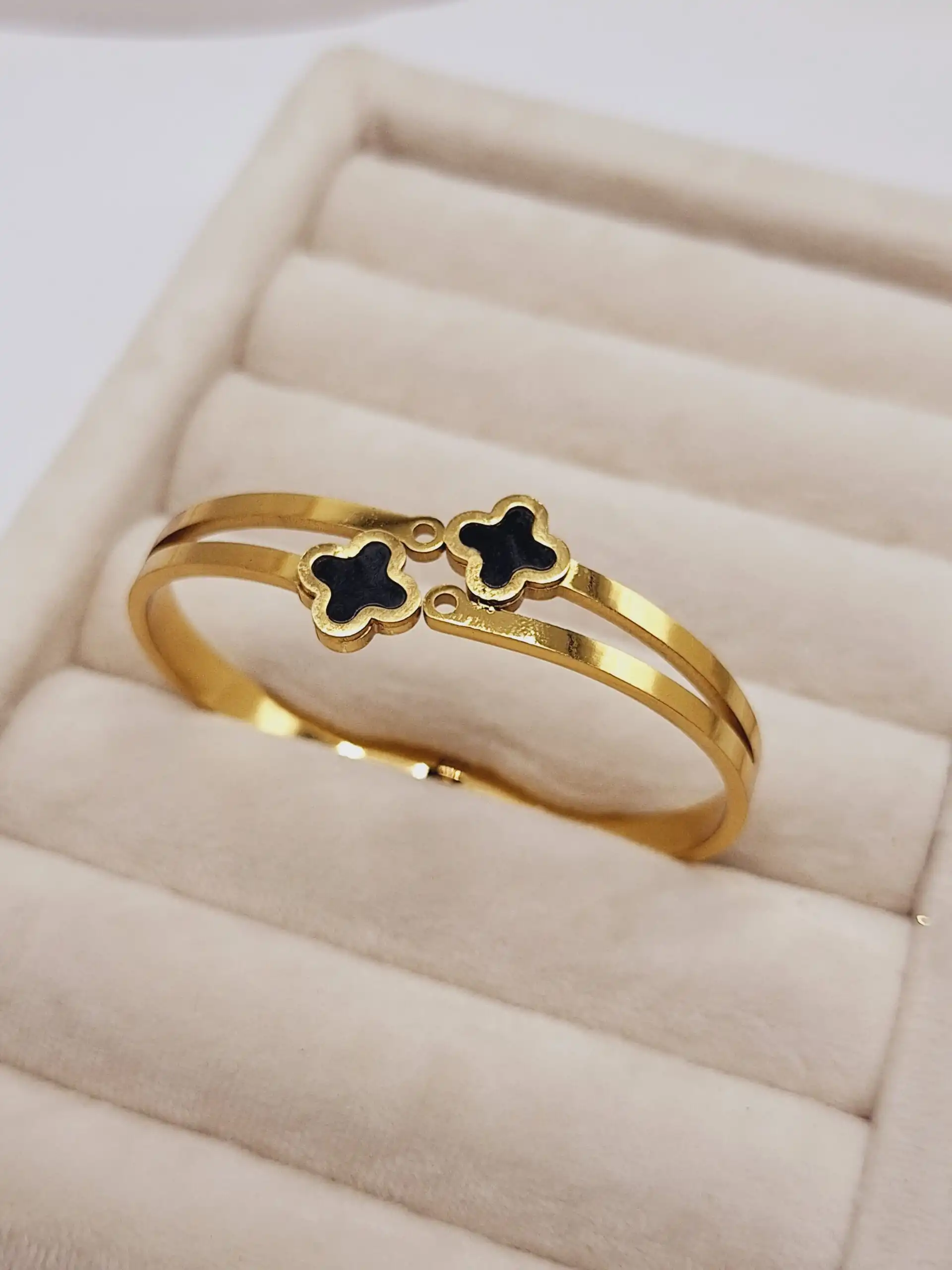 دستبند طلایی طرح 2 ونکلیف مشکی