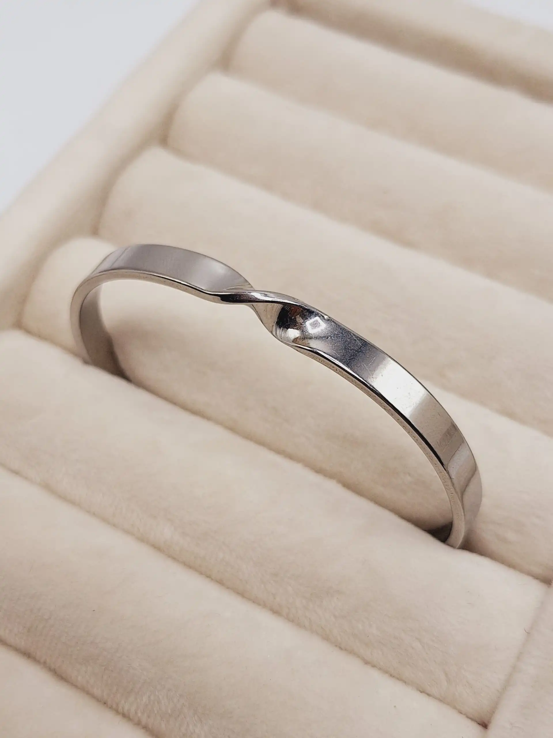 دستبند بنگل مردانه طرح پیچ استیل نقره ای