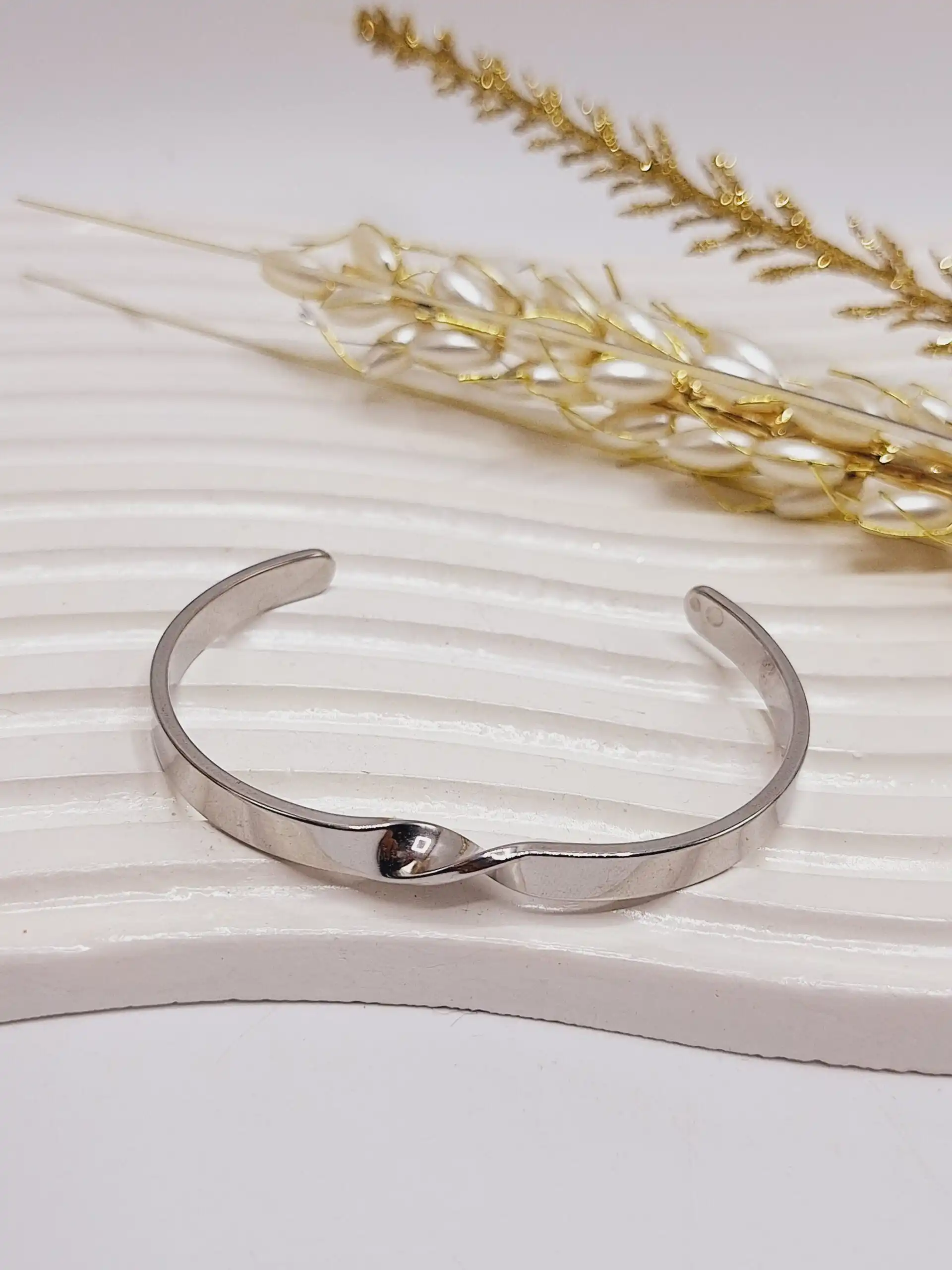 دستبند بنگل مردانه طرح پیچ استیل نقره ای