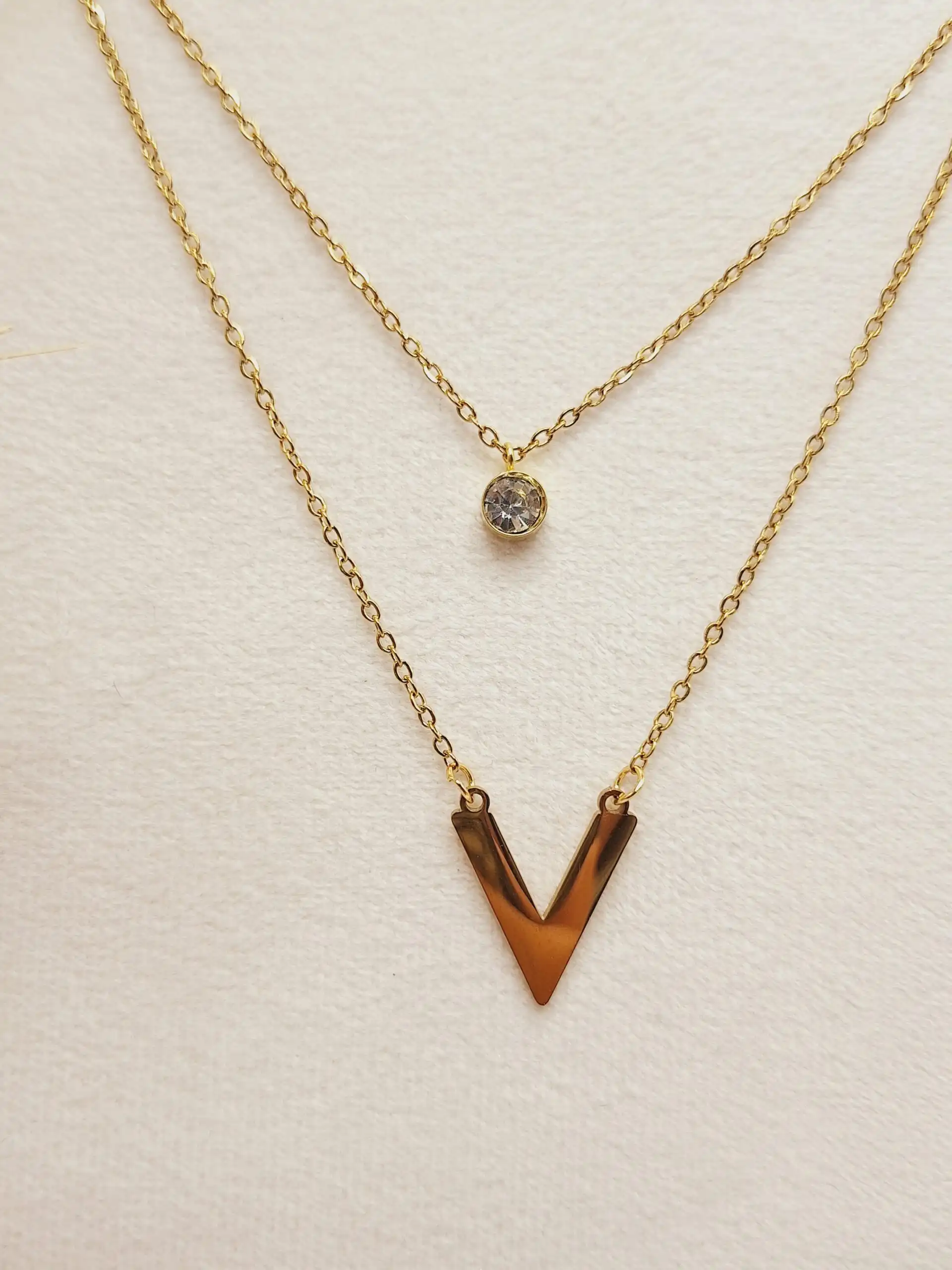 ست گوشواره و گردنبند طرح V طلایی استیل