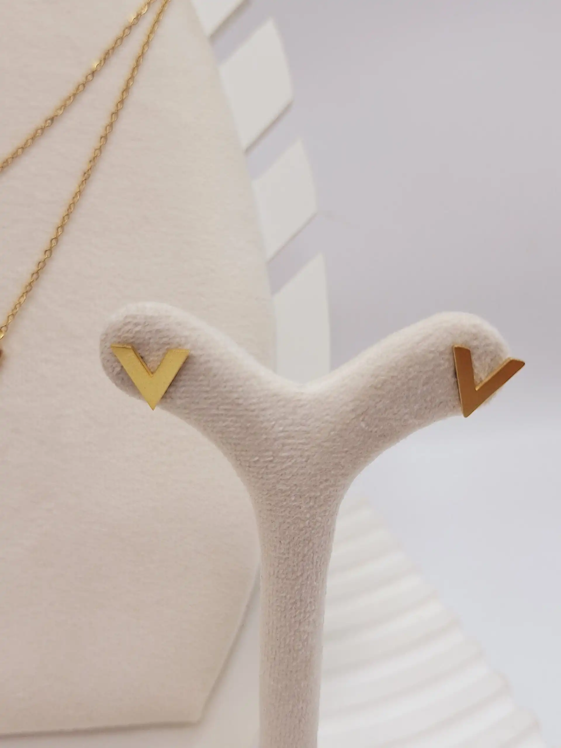ست گوشواره و گردنبند طرح V طلایی استیل