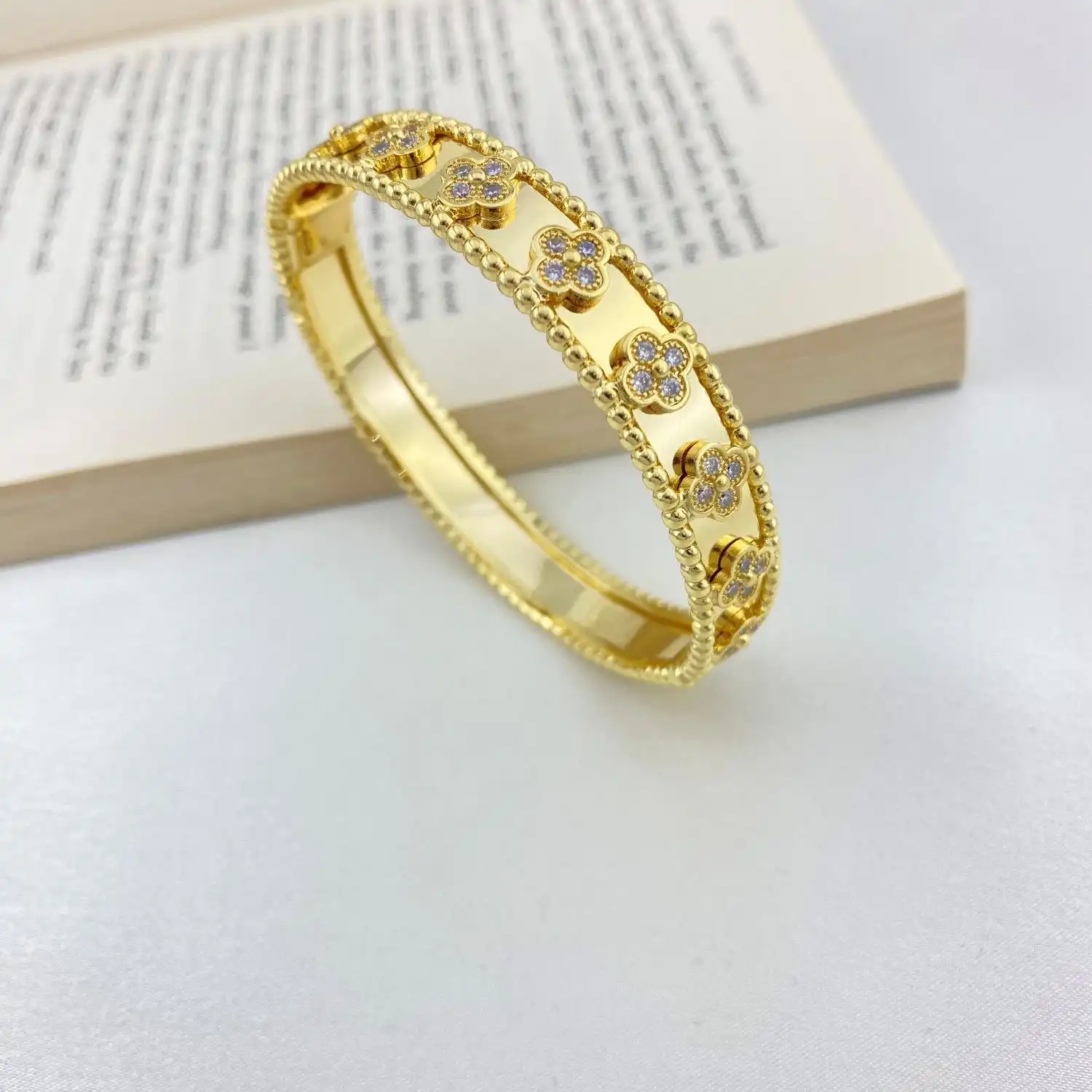 دستبند بنگل گل نگین دار ونکلیف طلایی استیل