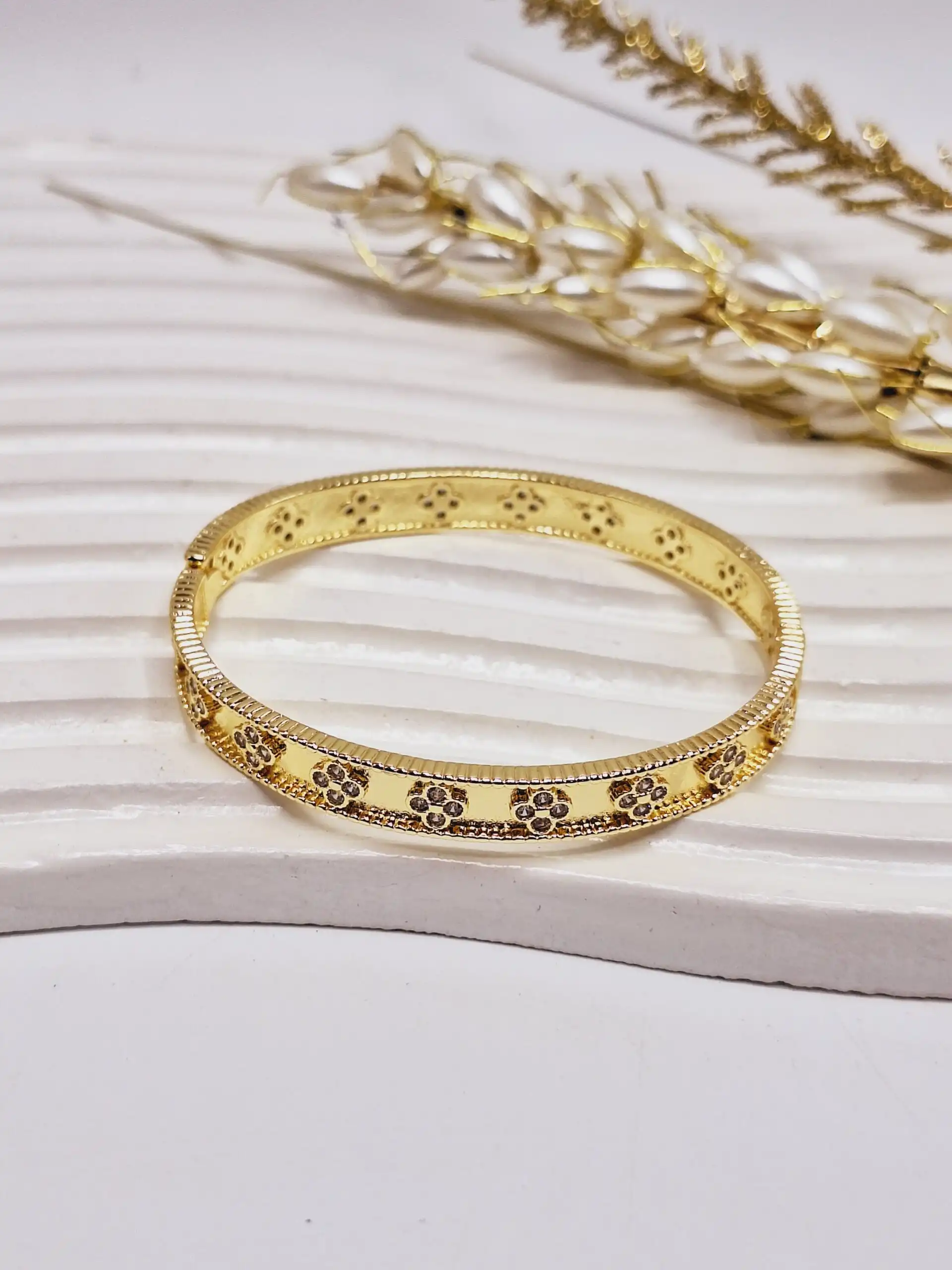 دستبند بنگل گل نگین دار ونکلیف طلایی استیل