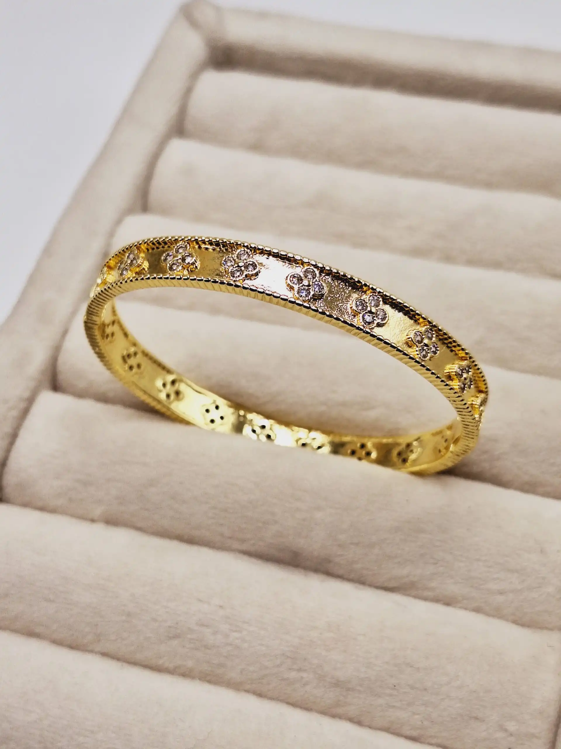 دستبند بنگل گل نگین دار ونکلیف طلایی استیل