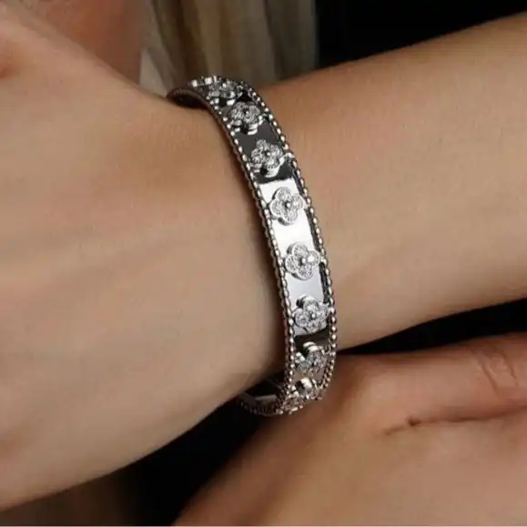 دستبند بنگل گل نگین دار ونکلیف نقره ای استیل