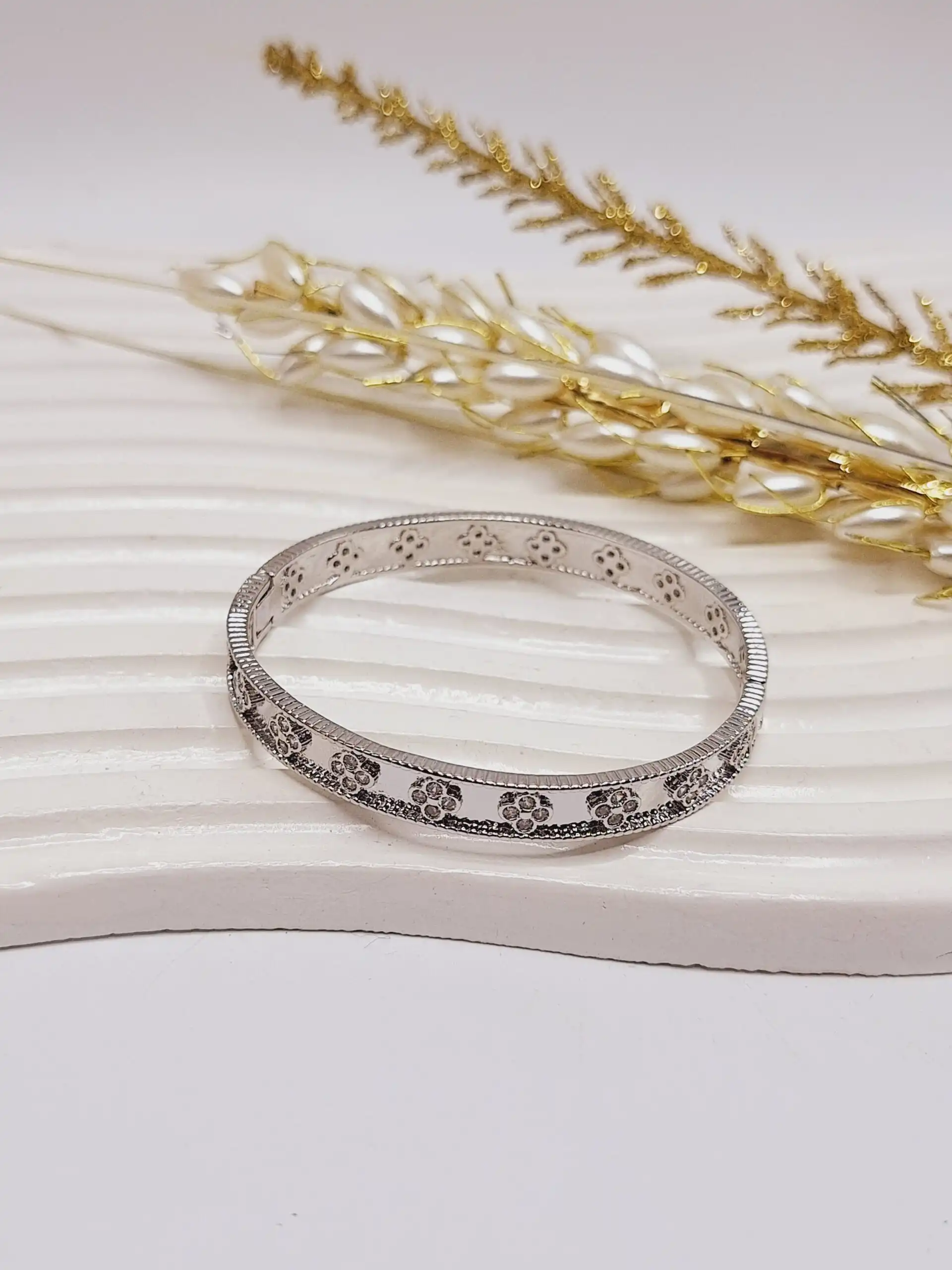 دستبند بنگل گل نگین دار ونکلیف نقره ای استیل