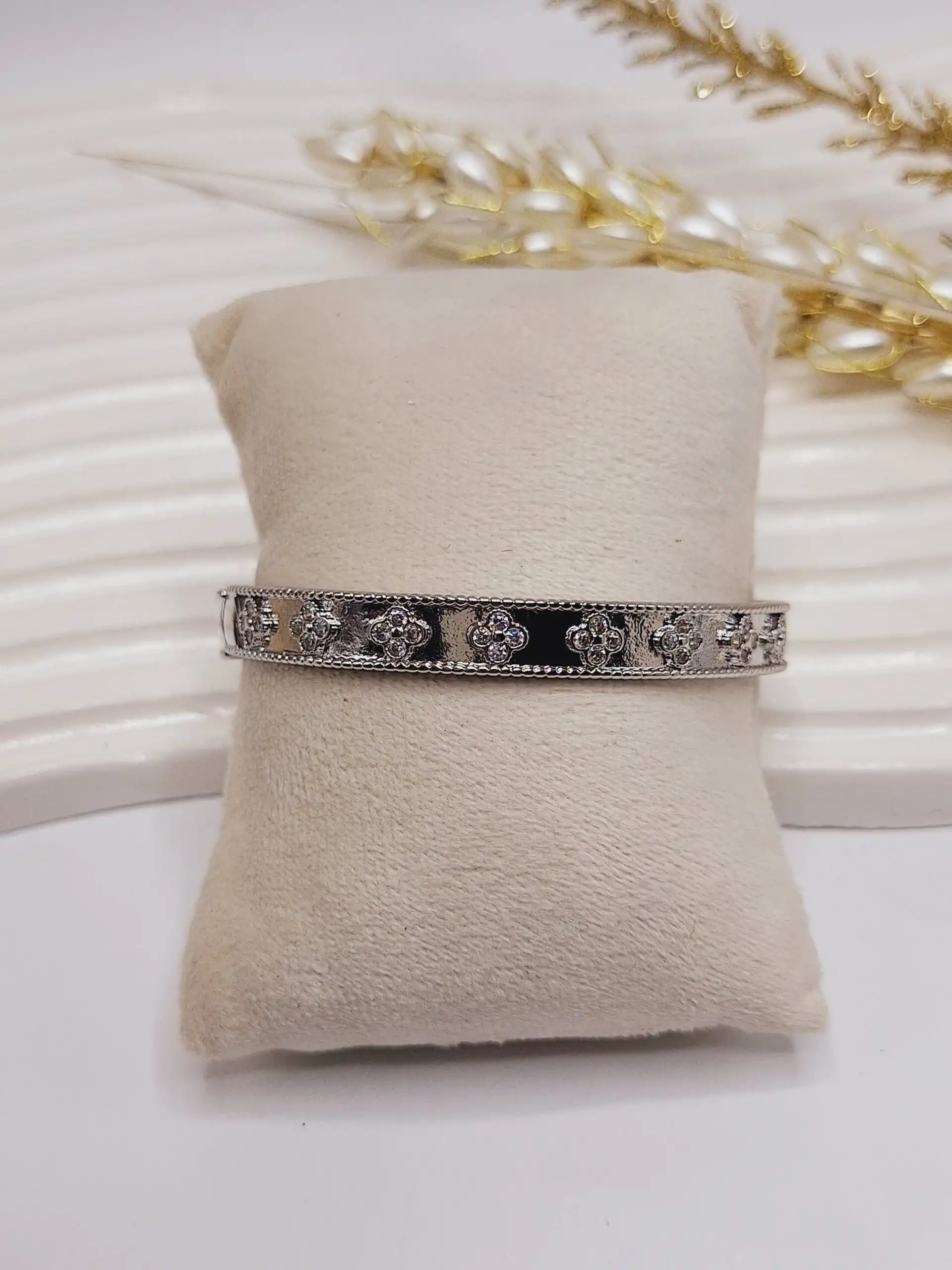 دستبند بنگل گل نگین دار ونکلیف نقره ای استیل