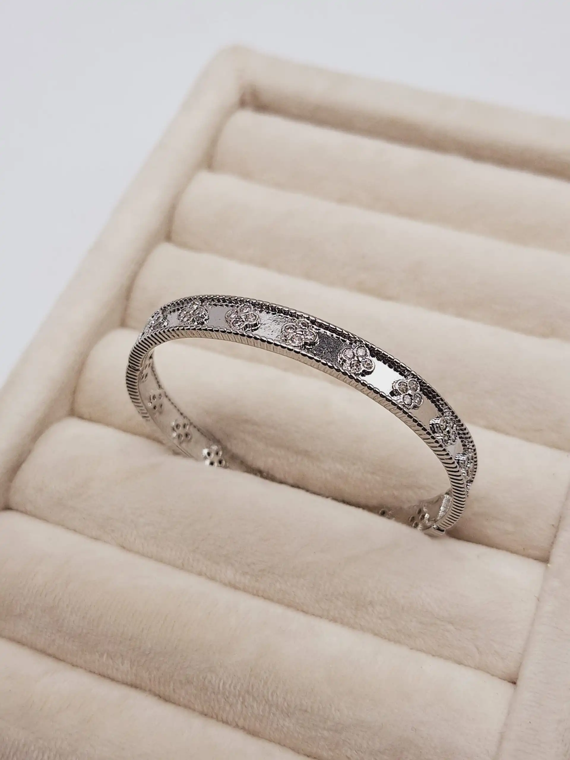 دستبند بنگل گل نگین دار ونکلیف نقره ای استیل