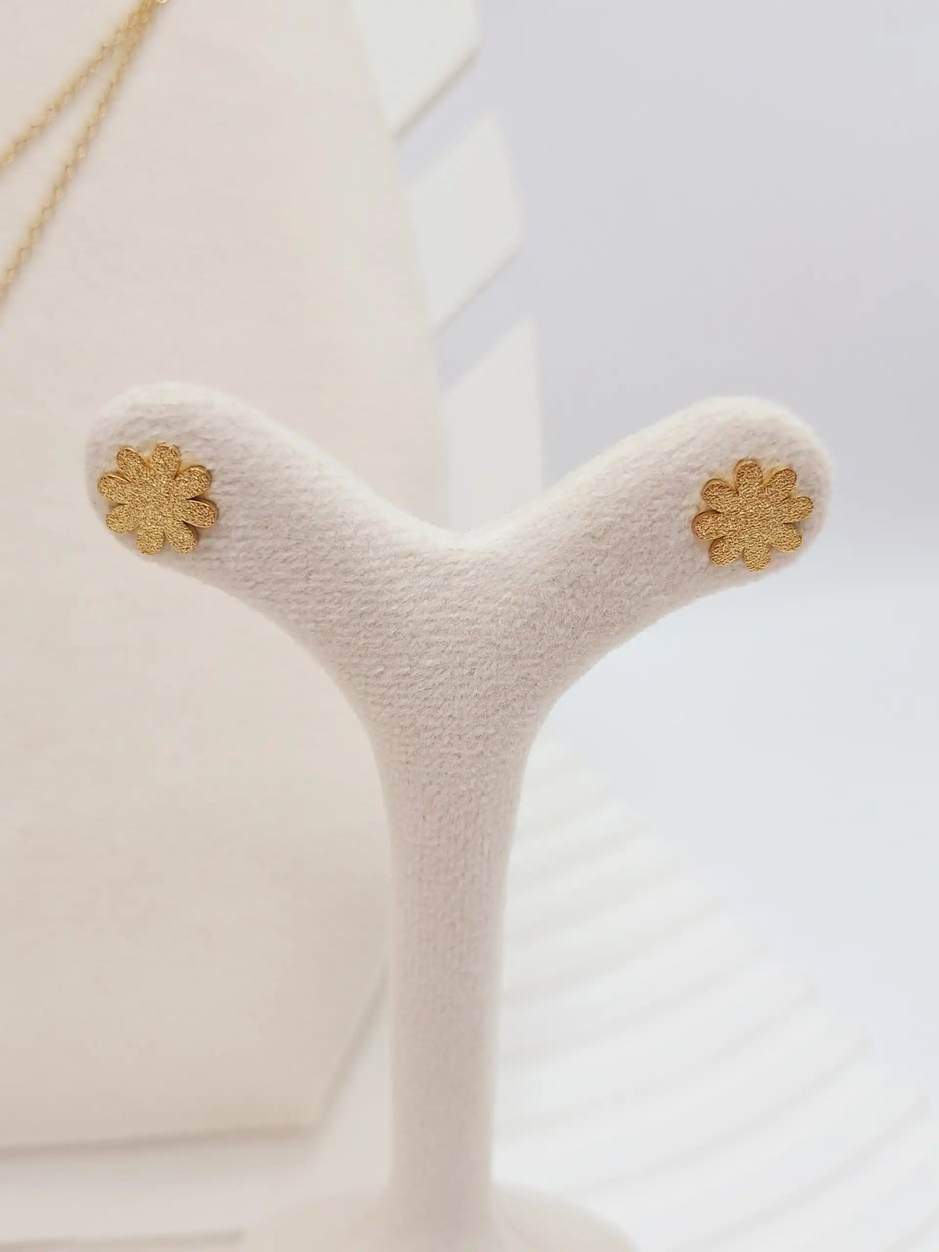 ست گوشواره و گردنبند طرح گل طلایی استیل