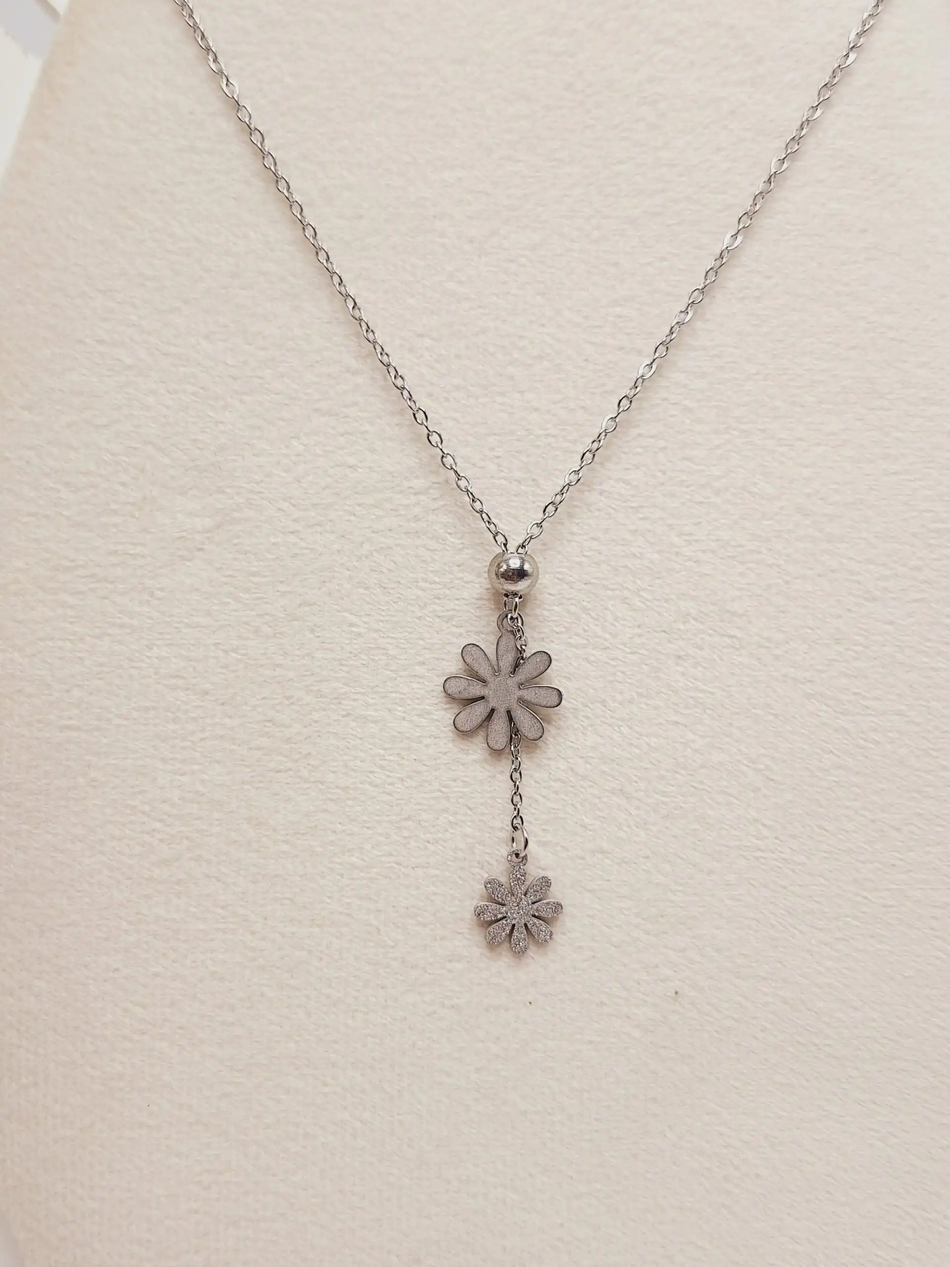 ست گوشواره و گردنبند طرح گل نقره ای استیل