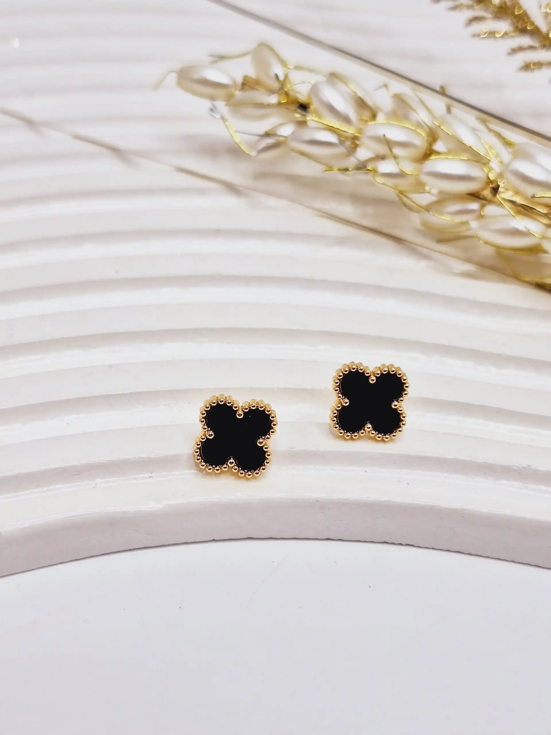 گوشواره پرطرفدار میخی طرح ونکلیف (مشکی)