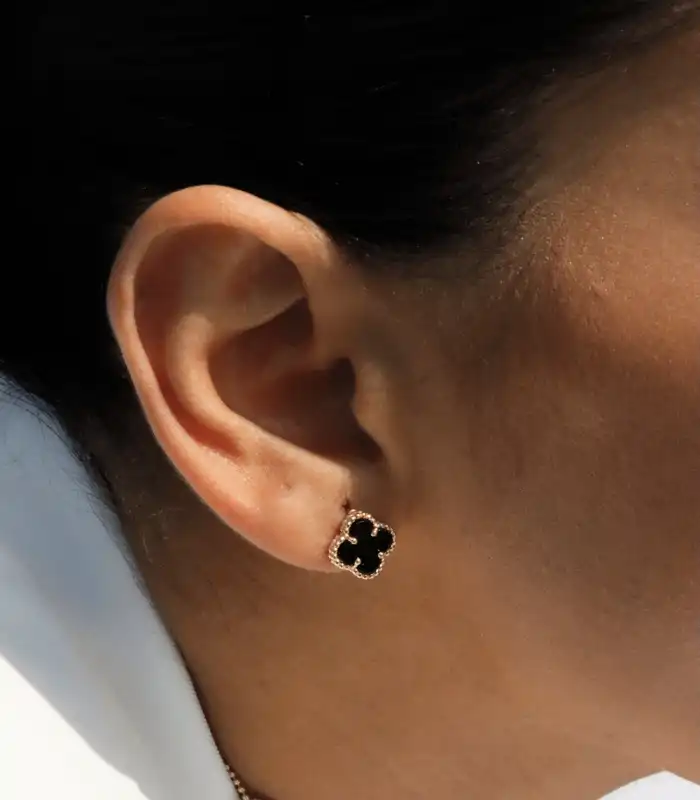 گوشواره پرطرفدار میخی طرح ونکلیف (مشکی)