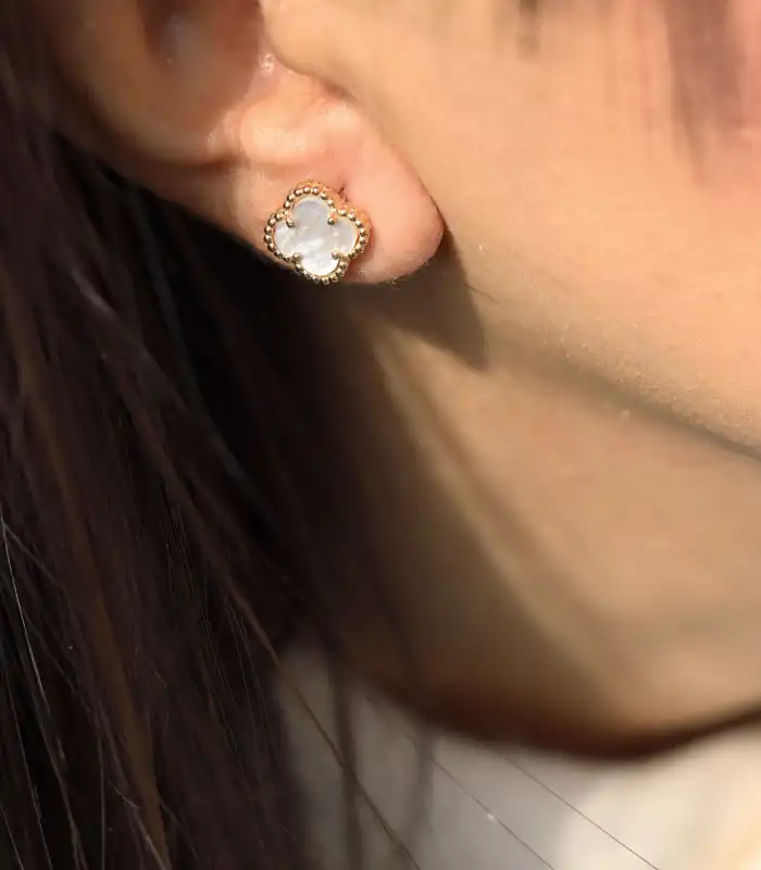 گوشواره پرطرفدار میخی طرح ونکلیف (سفید)