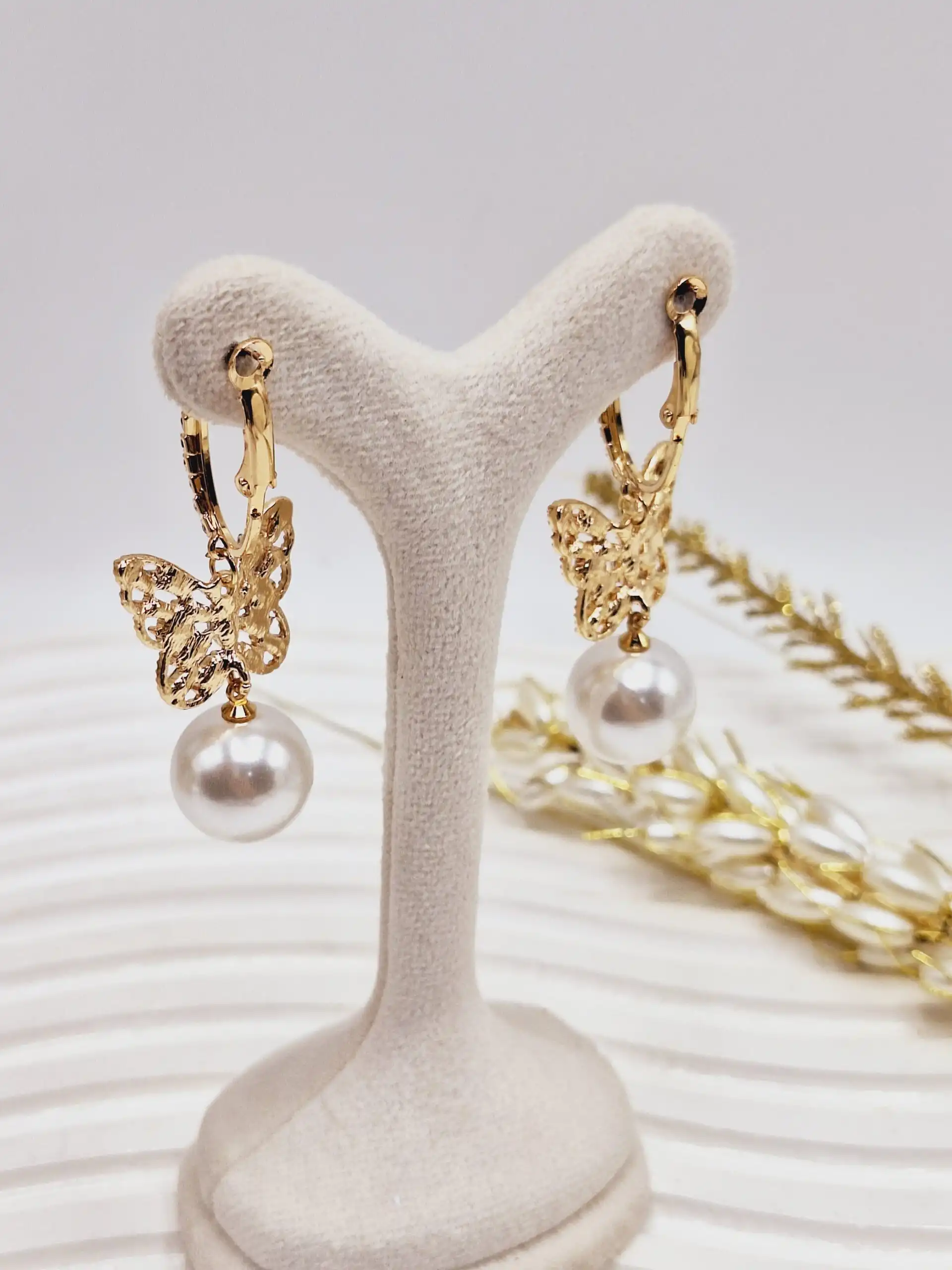 گوشواره نگین دار مدل پروانه مرواریدی آب نقره