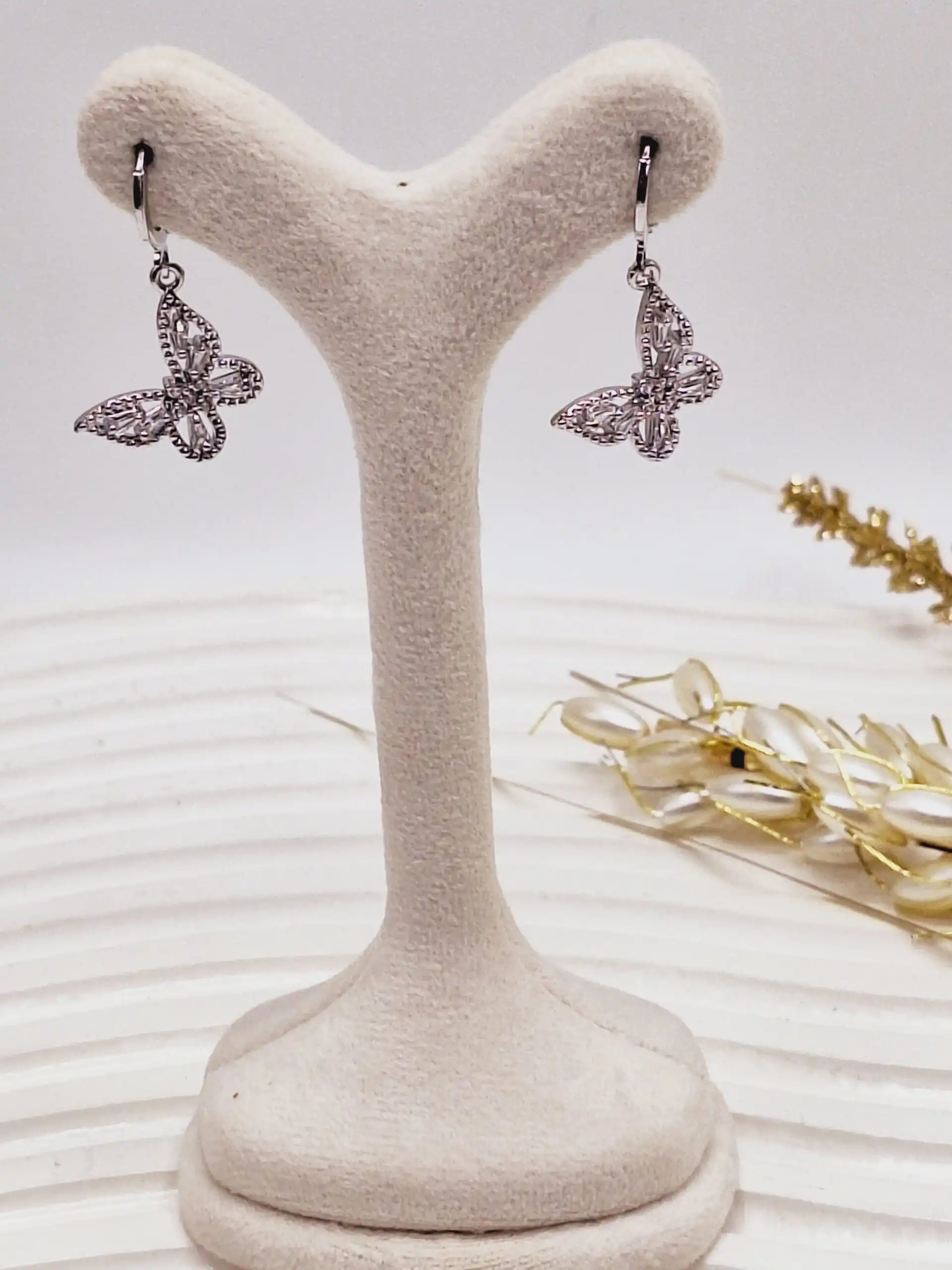 گوشواره برنجی مدل پروانه نگین دار نقره ای