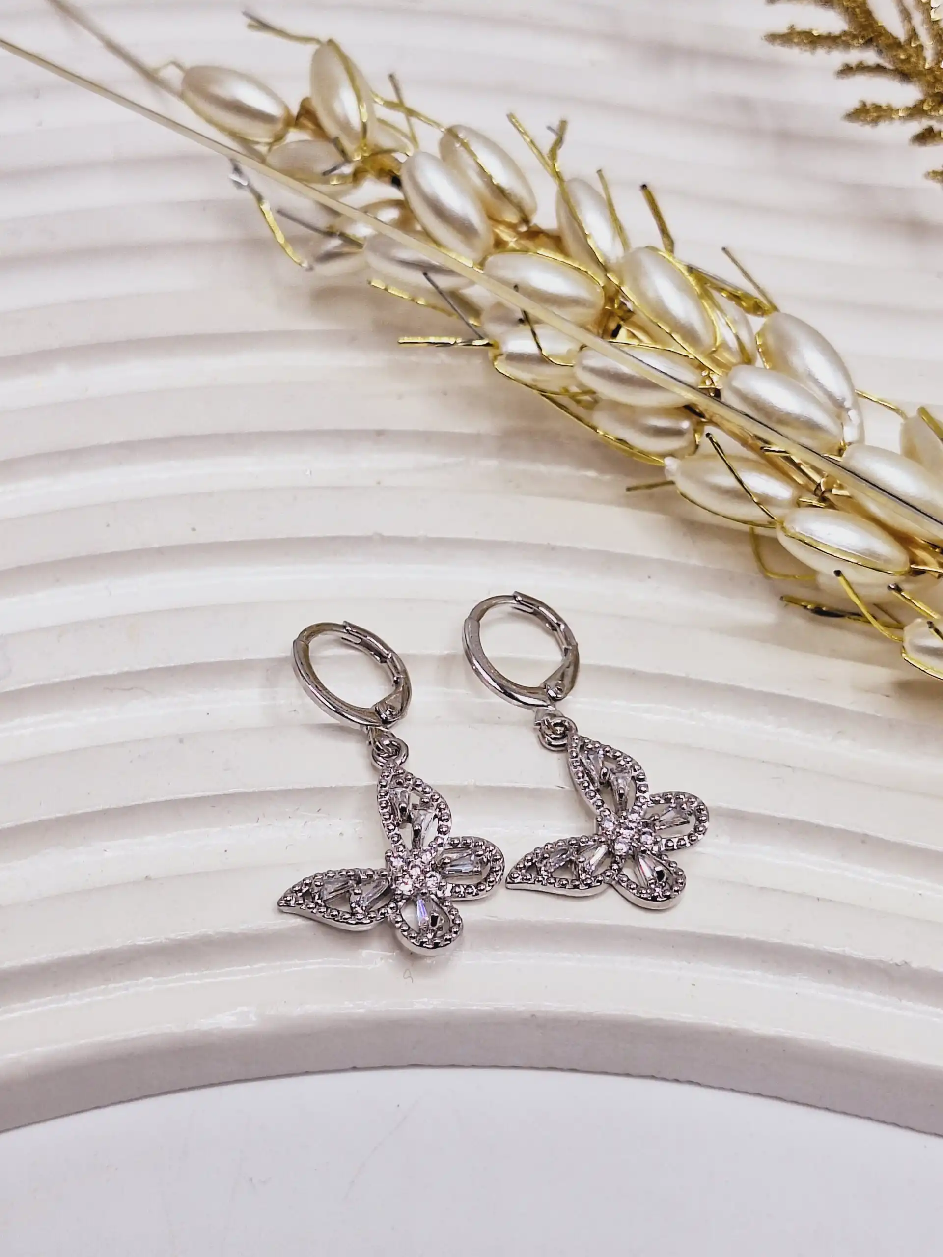 گوشواره برنجی مدل پروانه نگین دار نقره ای