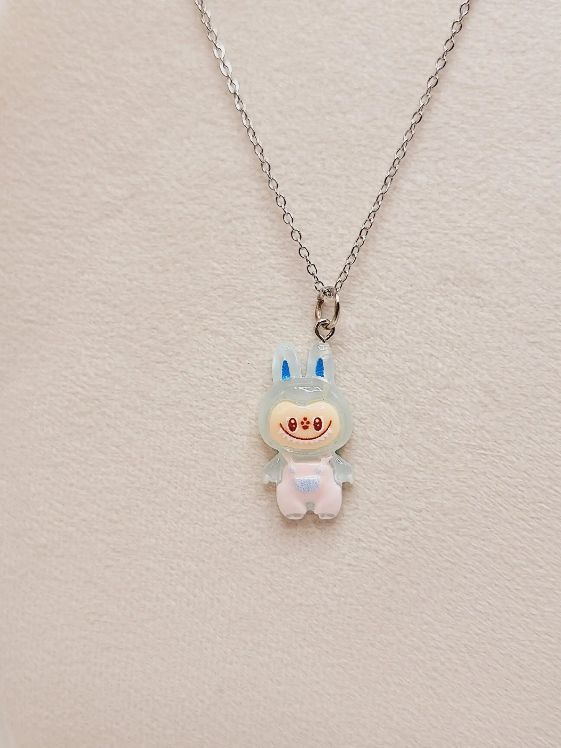 گردنبند لبوبو شب تاب (سفید و آبی)