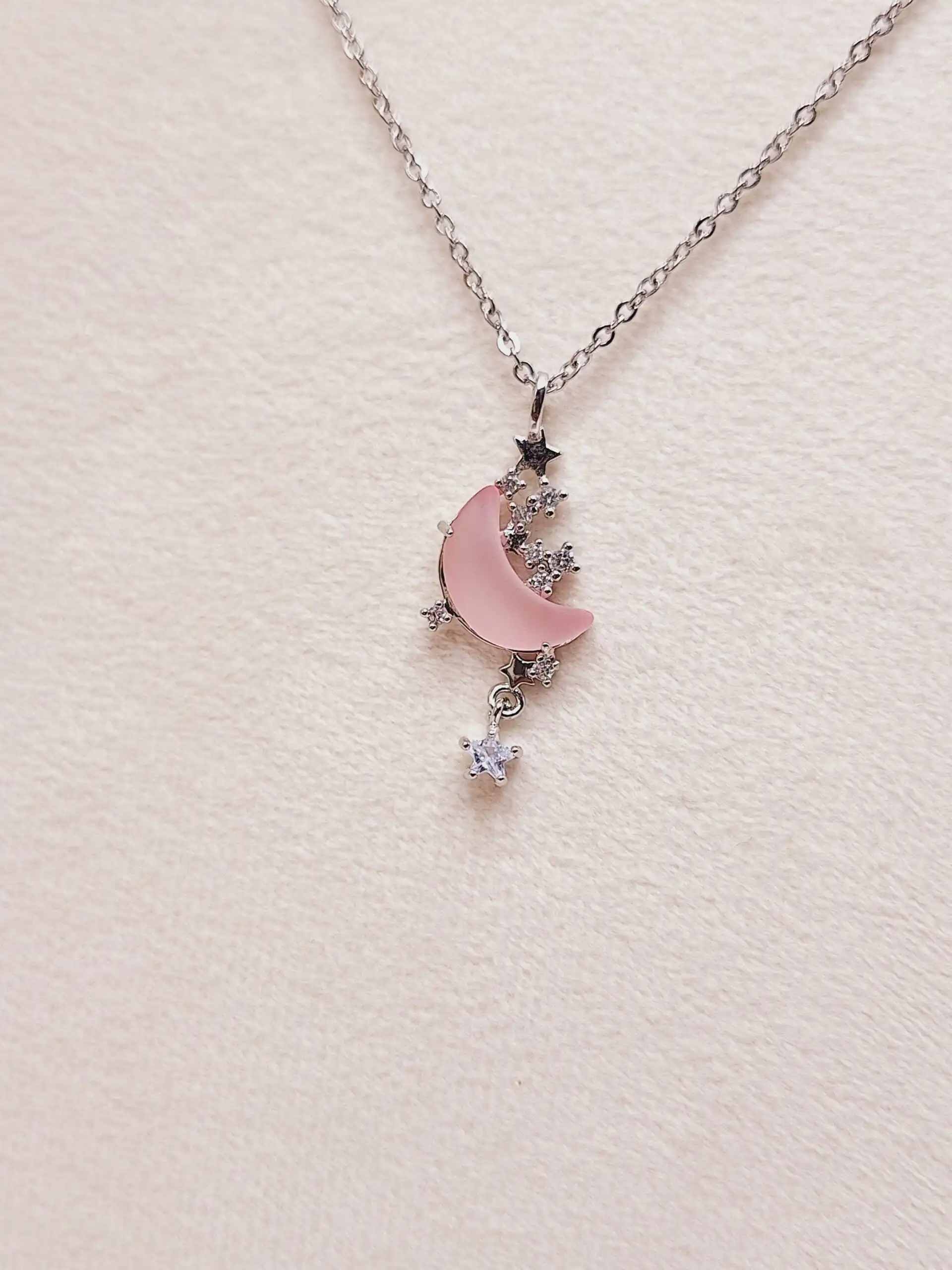 گردنبند پینترستی ماه آویز پروانه ای صورتی