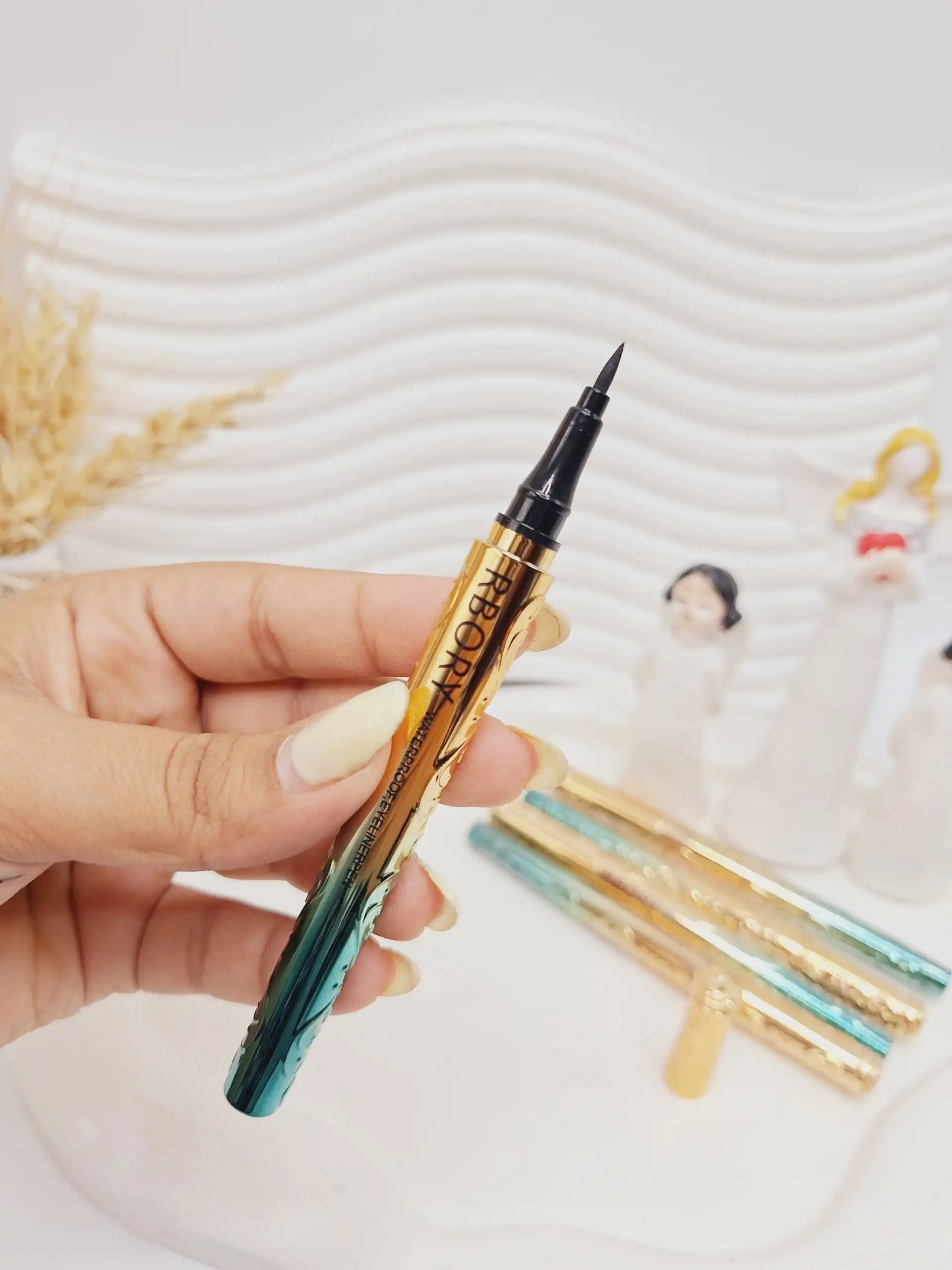 خط چشم ماژیکی کیفیت عالی برند RBORY اصلی بدنه سبز طلایی کد 6458