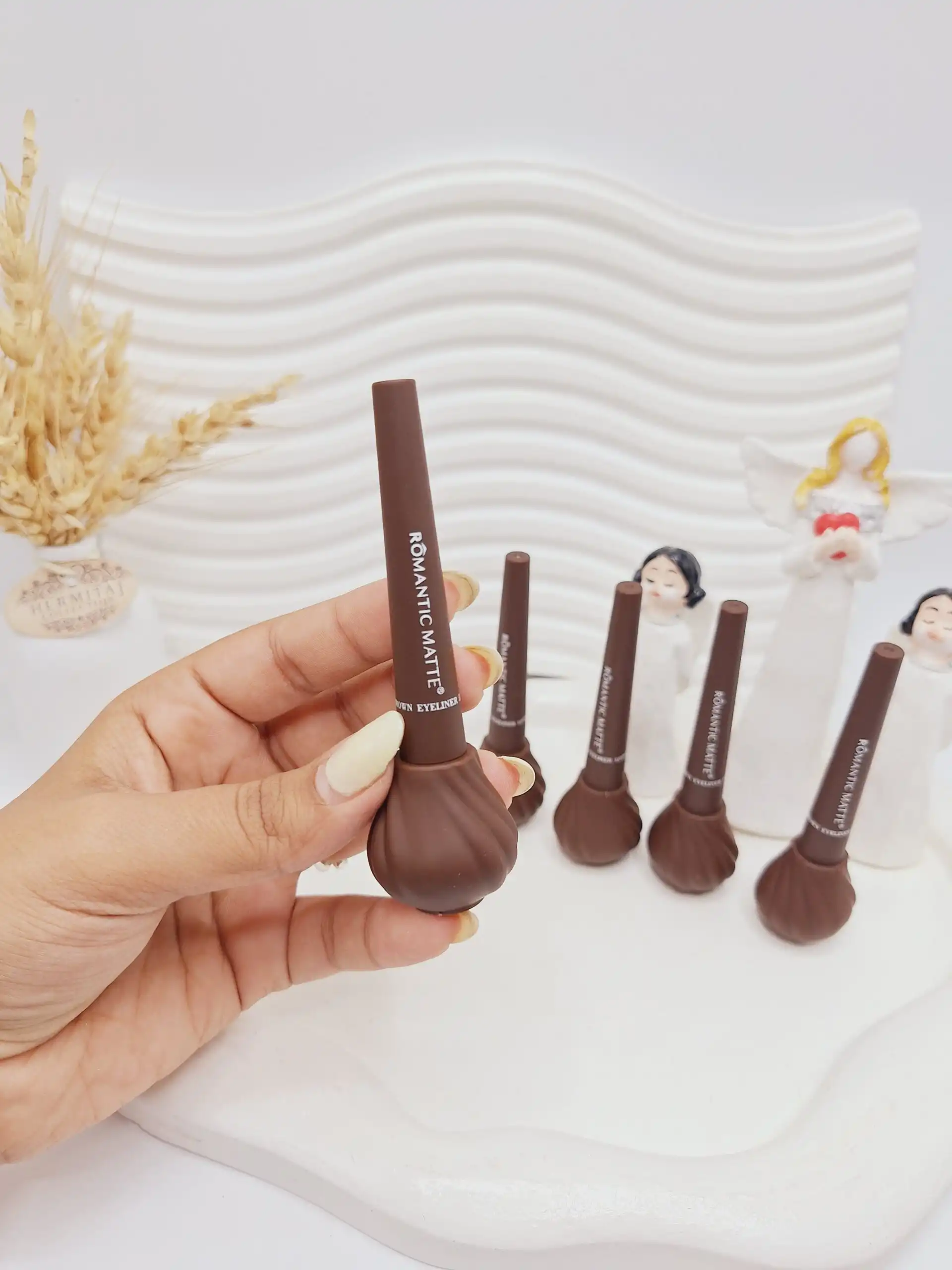 خط چشم مایع قهوه ای مدل کوزه ای برند ROMANTIC MATTE کد 1503