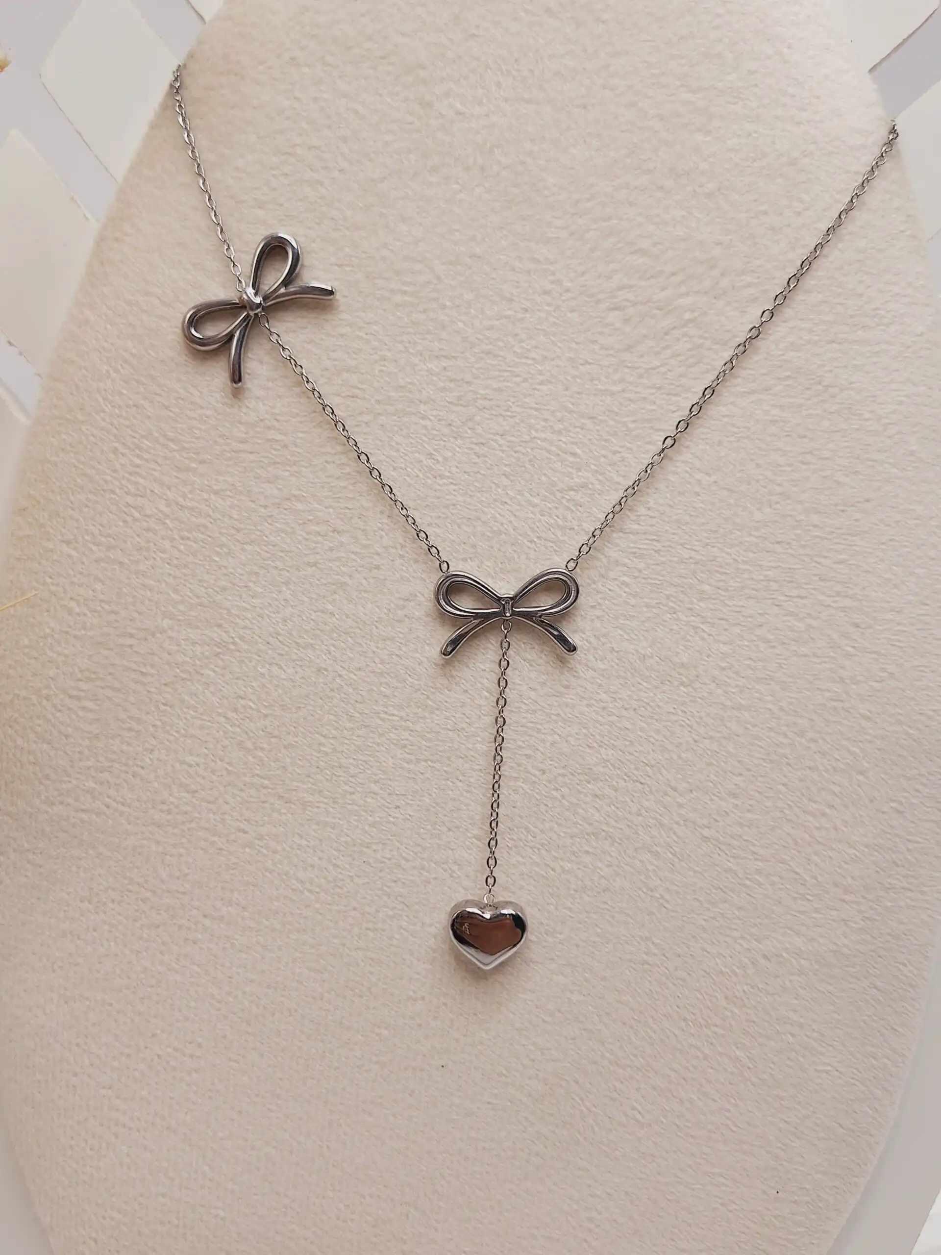 گردنبند طرح پاپیون و آویز دار قلب نقره ای