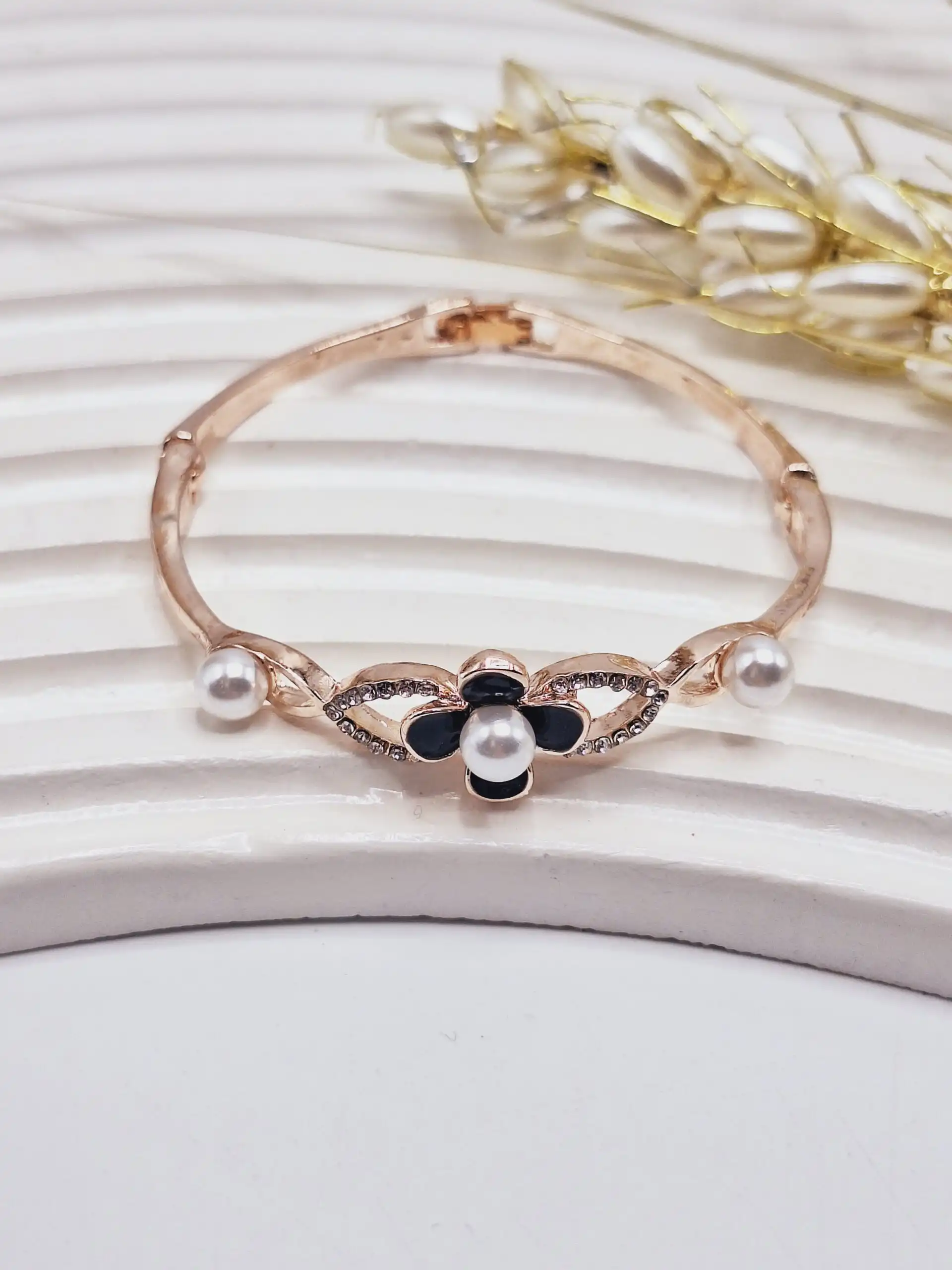 دستبند دخترانه گل مرواریدی طلایی