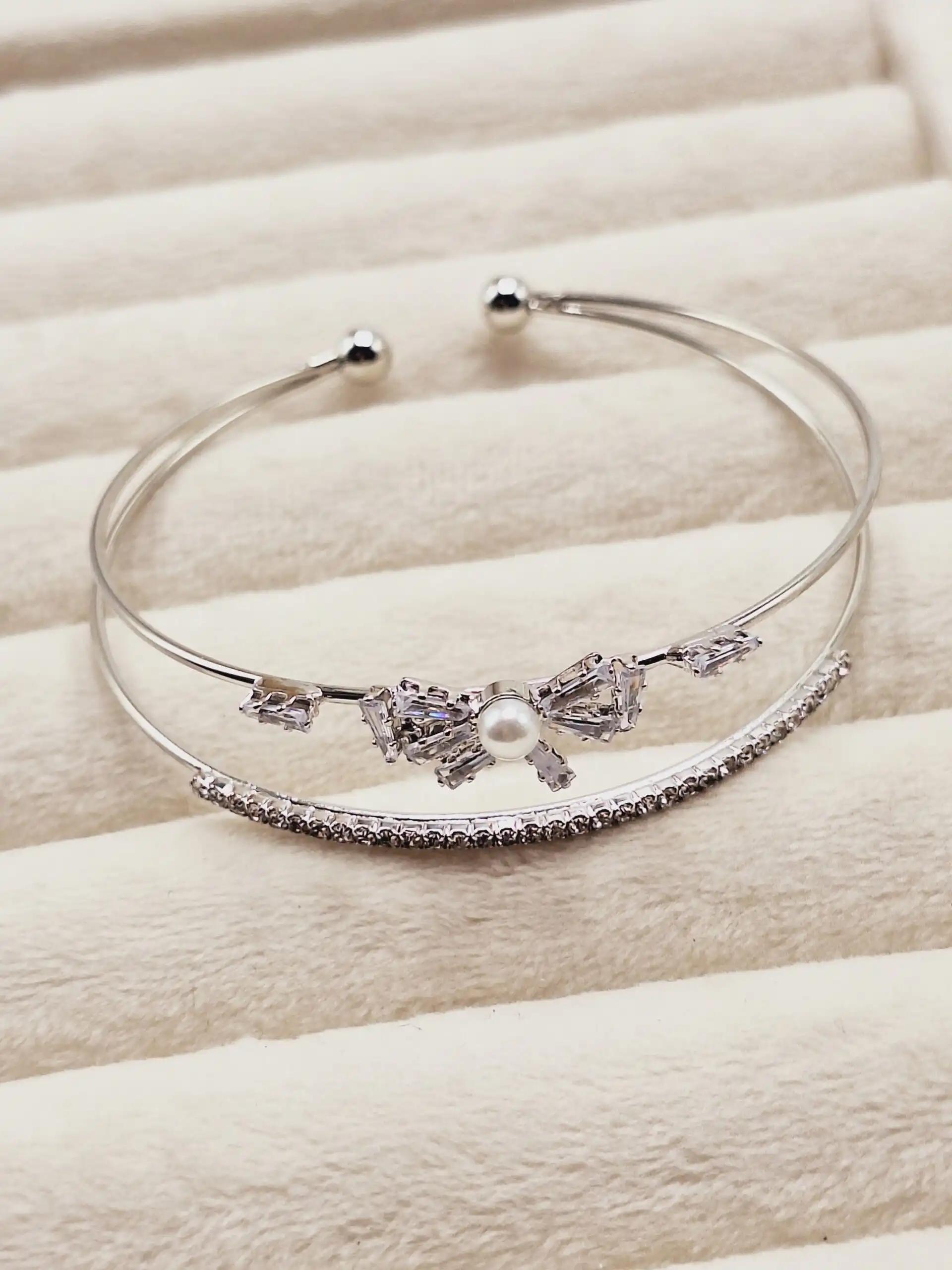 بنگل زیبا دو لاین نگینی طرح پاپیون سفید