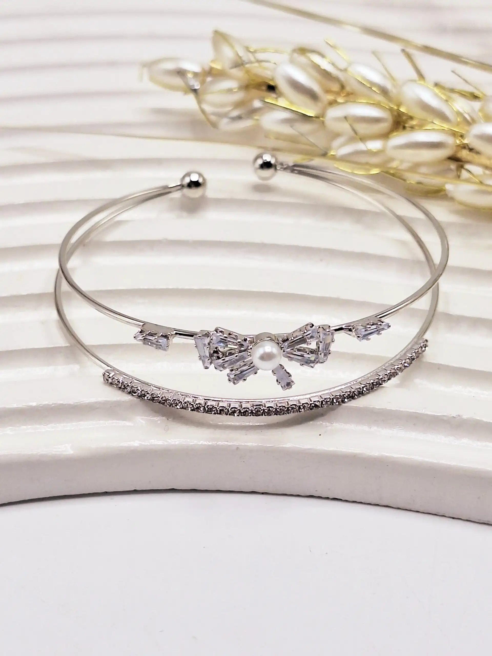 بنگل زیبا دو لاین نگینی طرح پاپیون سفید