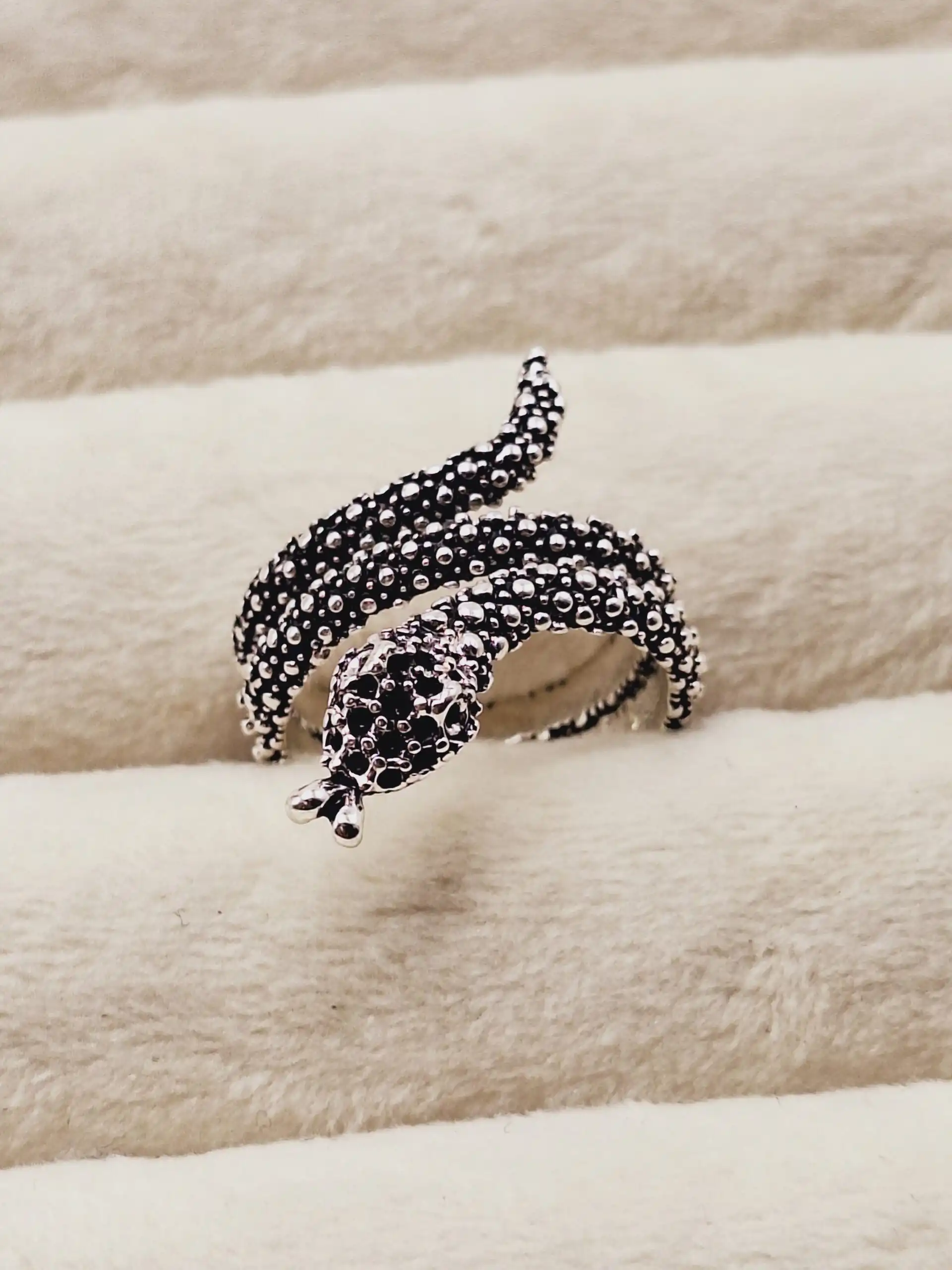 انگشتر برجسته طرح مار رنگ نقره ای