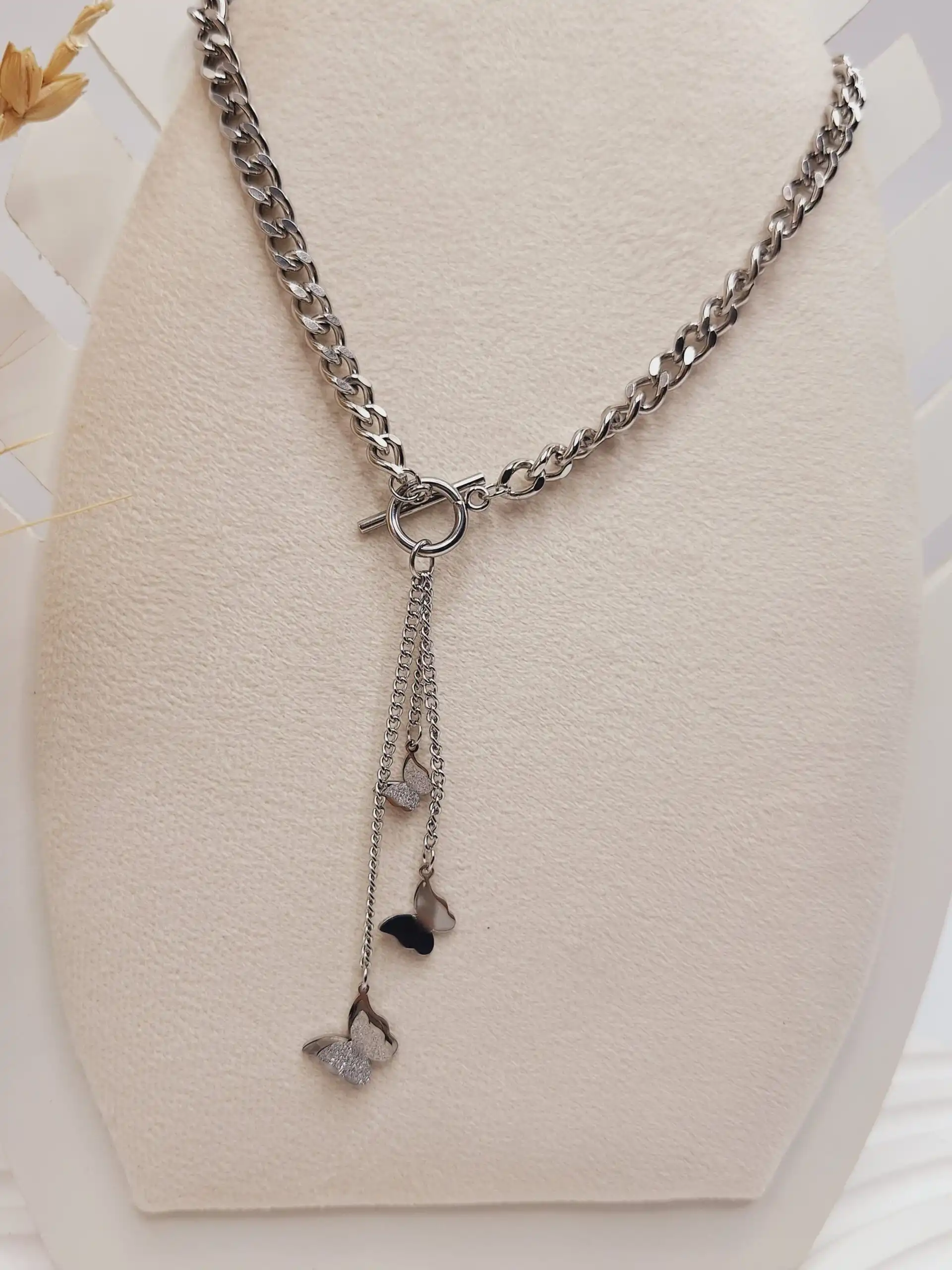 گردنبند زنجیری مدل قفل پروانه نقره ای