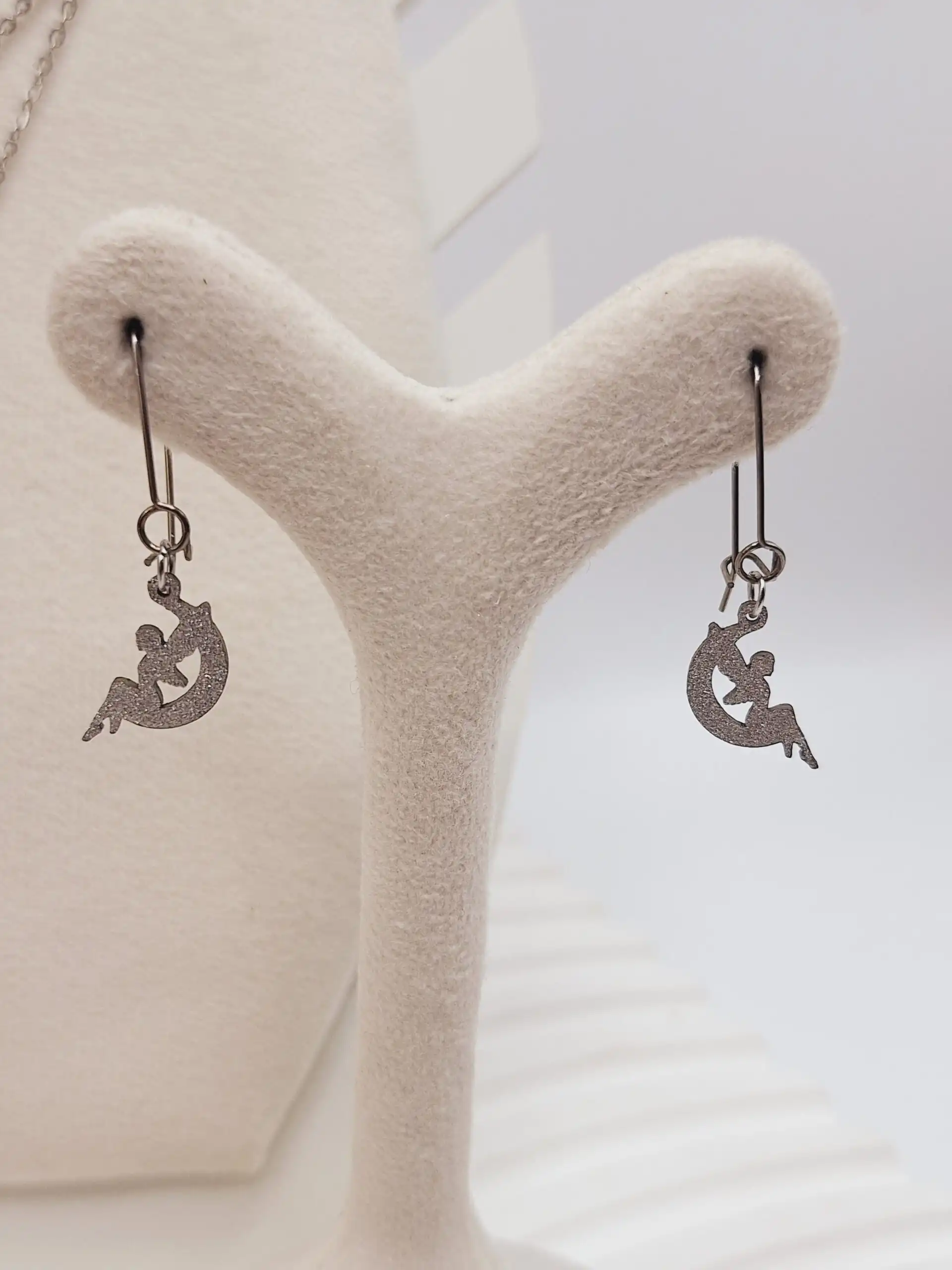 ست گوشواره و گردنبند 2 لاین طرح فرشته و ماه نقره ای استیل