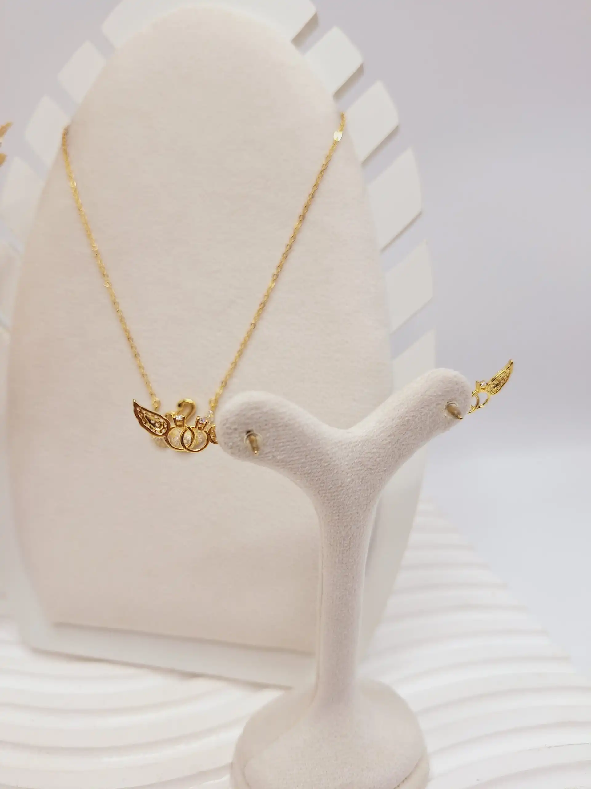 ست گوشواره و گردنبند طرح قو طلایی نگین دار آبکاری برنجی