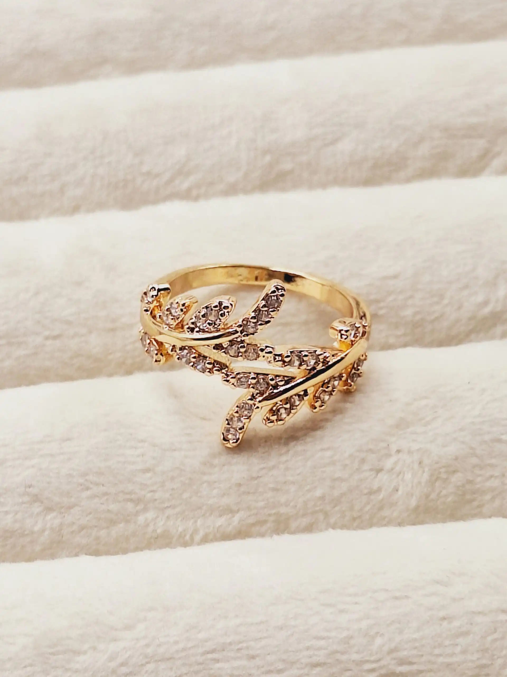 انگشتر طرح پیچ اش شاخه طلایی نگین دار آبکاری برنجی