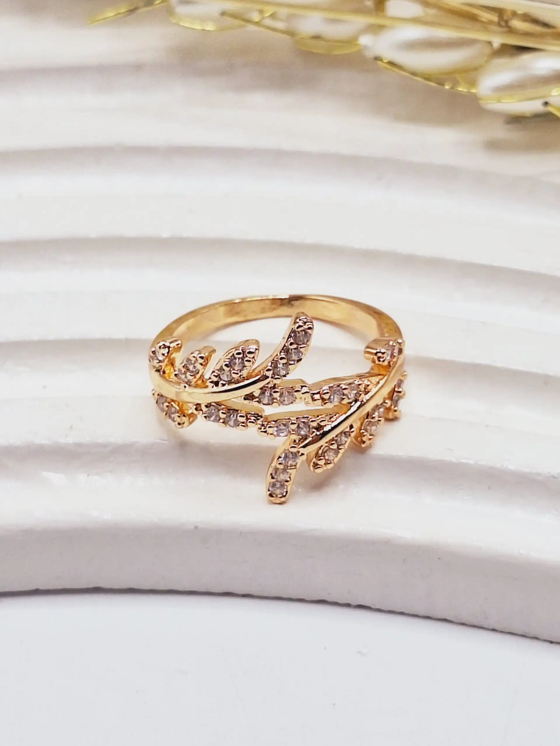 انگشتر طرح پیچ اش شاخه طلایی نگین دار آبکاری برنجی