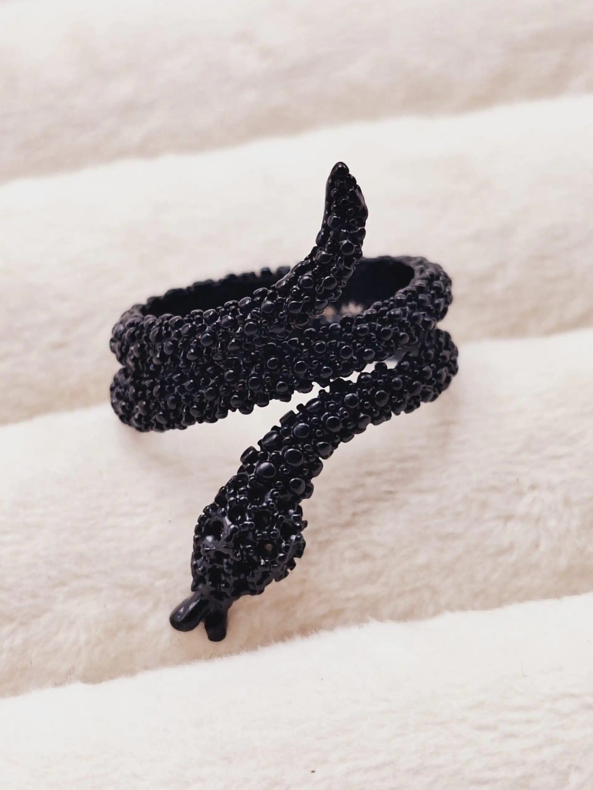 انگشتر برجسته طرح مار رنگ مشکی