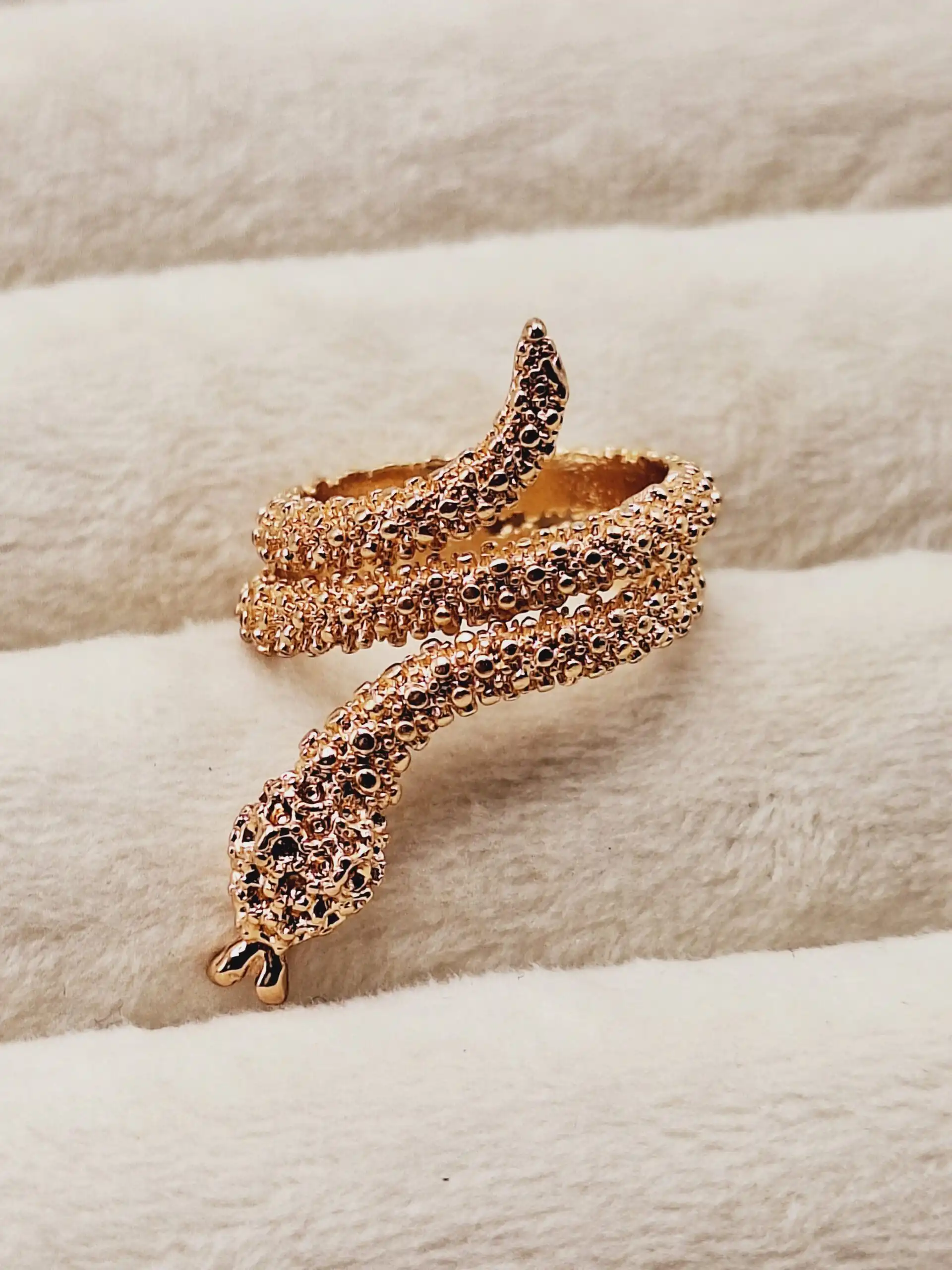 انگشتر برجسته طرح مار رنگ طلایی