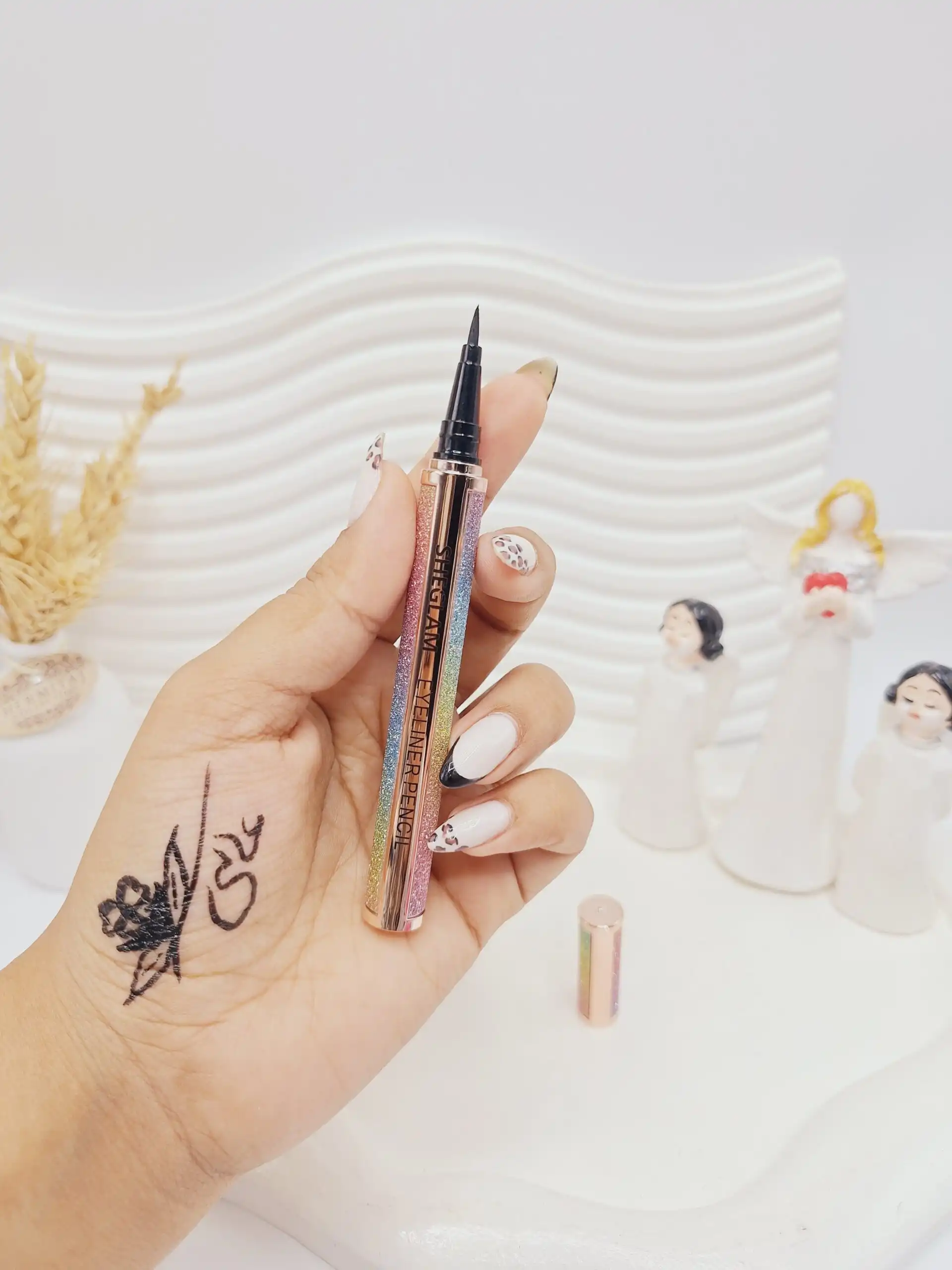 خط چشم مشکی ماژیکی گلیتری برند شیگلم SHEGLAM کد 7076