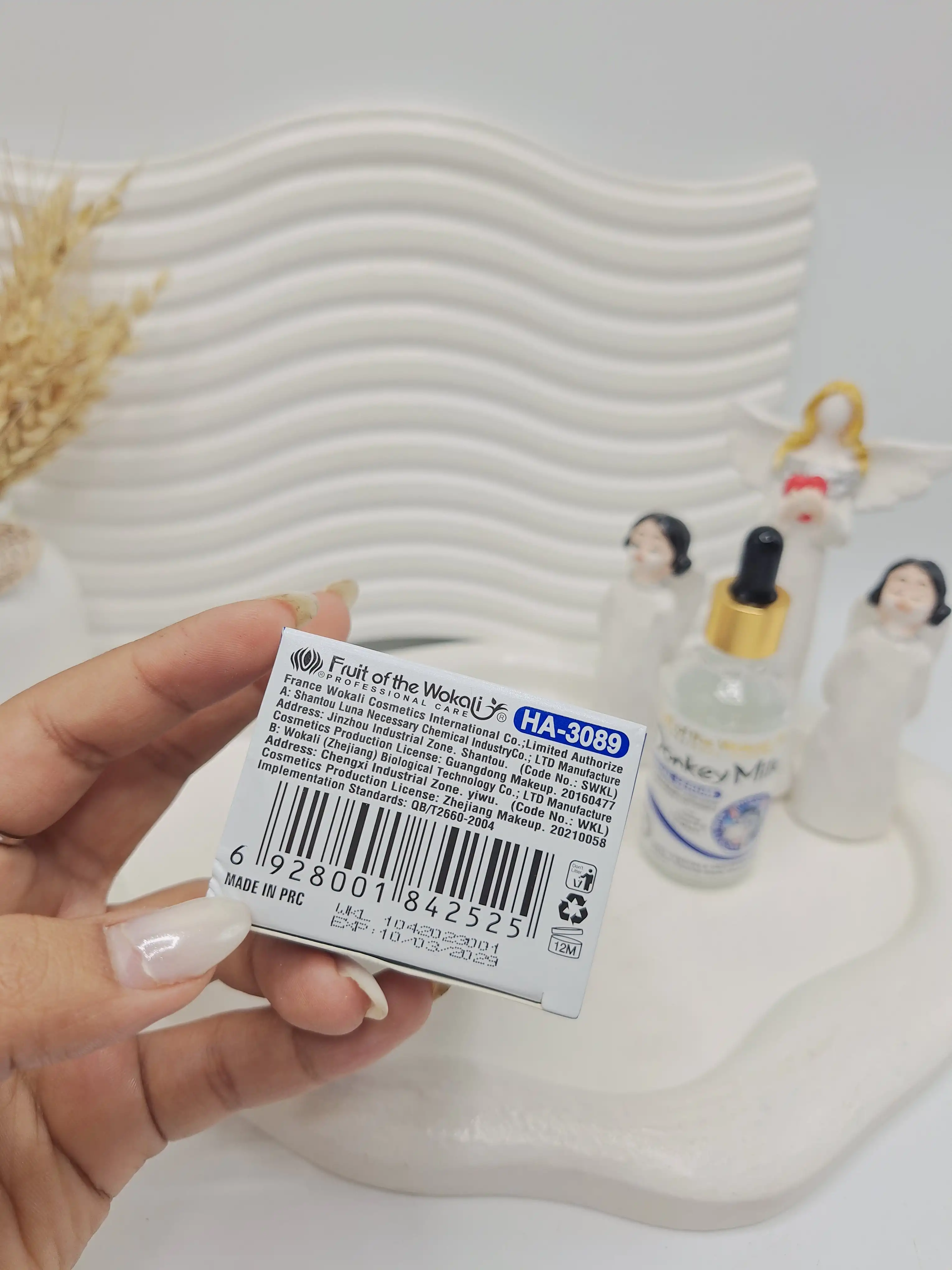 سرم پوستی سفید کننده و جوان کننده صورت شير الاغ برند وکالی کد 3089 ( کارتن آبی)