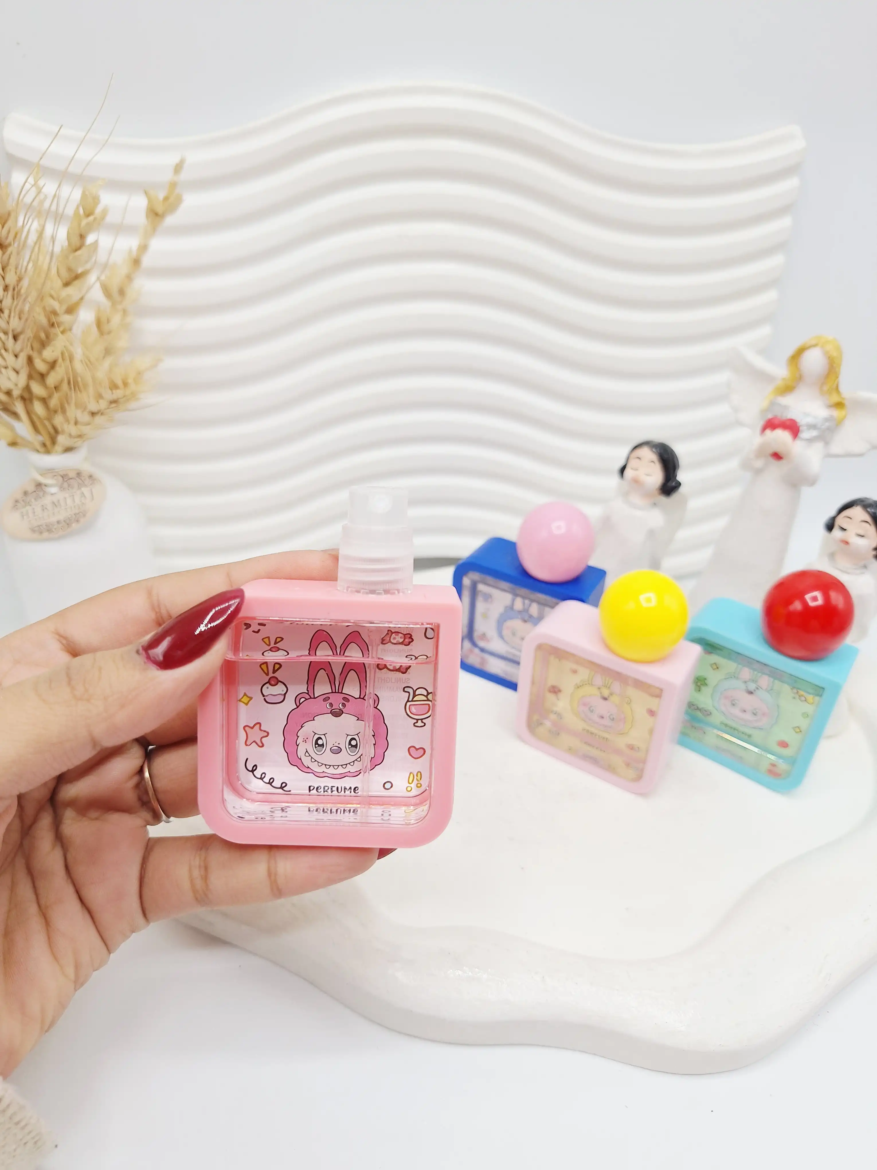 عطر مکعبی طرح استیکر لبوبو کد 4057