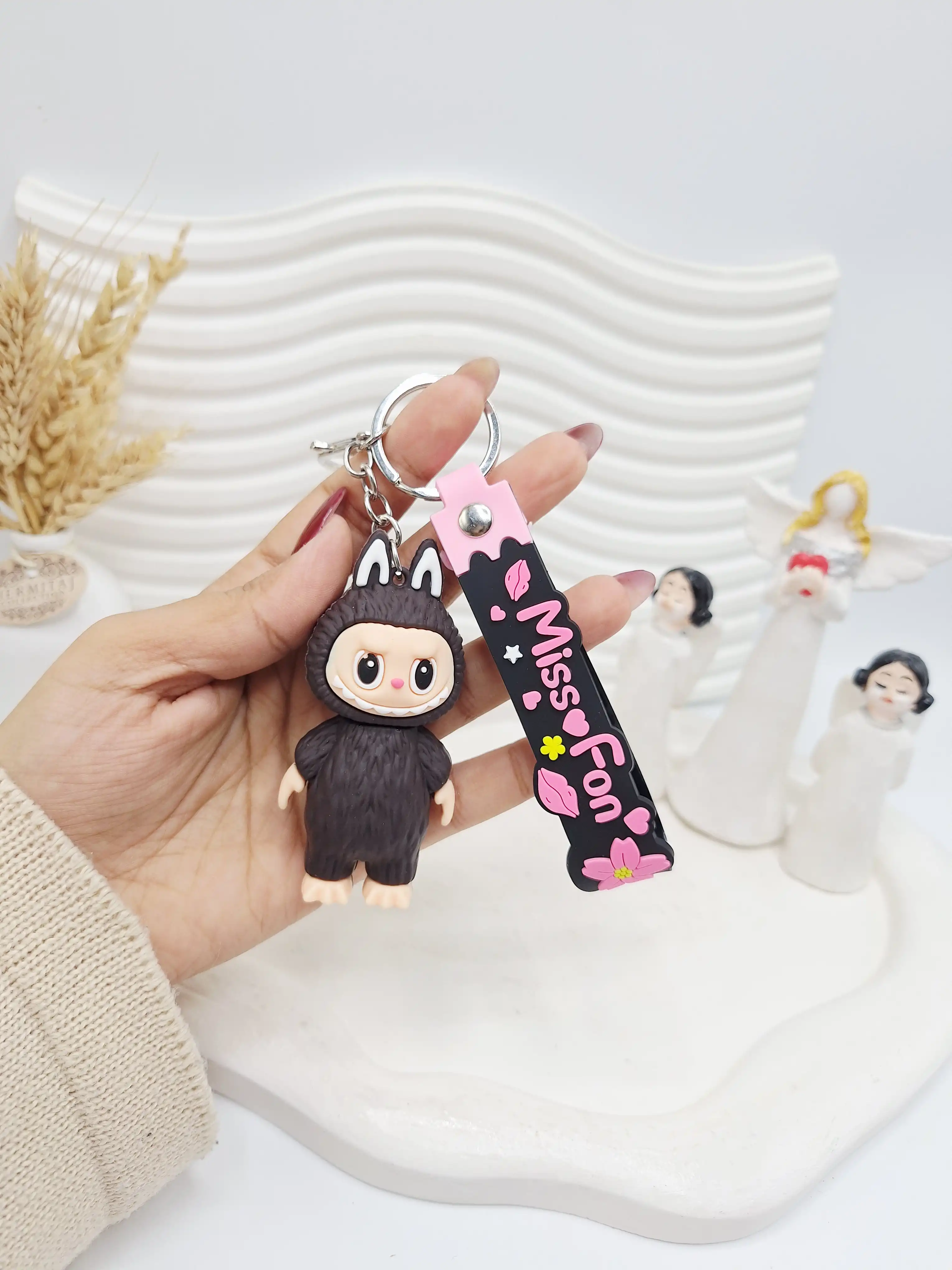 لیپ گلاس طرح عروسک لبوبو جذاب و ترند مدل جاکلیدی دار