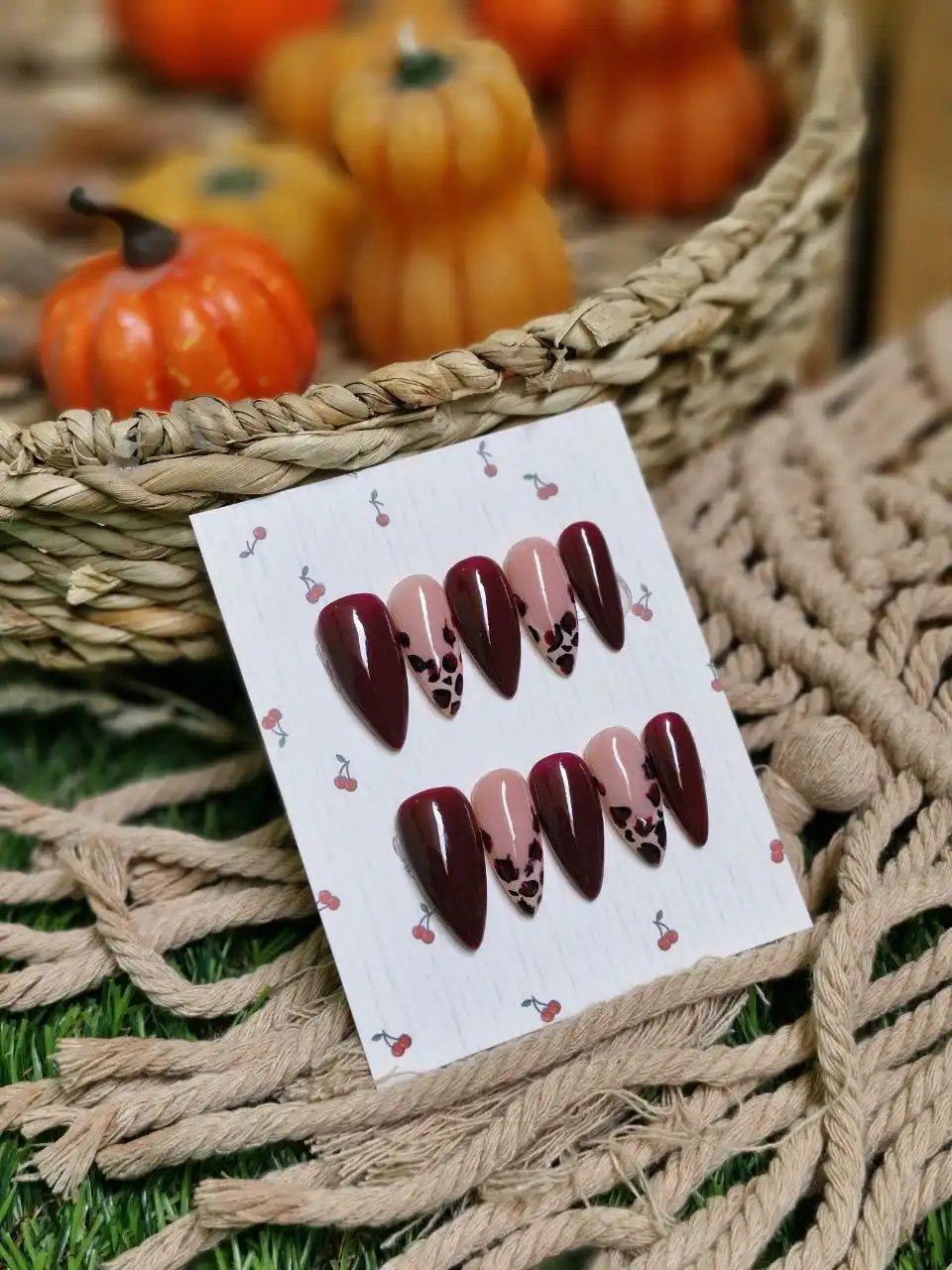 ناخن مصنوعی دست ساز با مواد کاشت مدل چری پلنگی ترند  (به همراه پک اختصاصی)