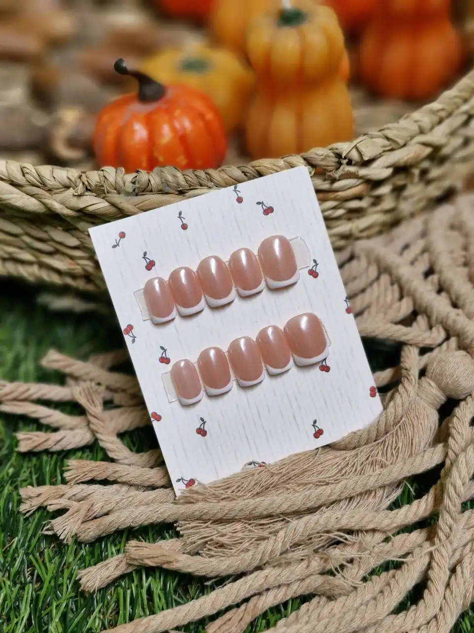 ناخن مصنوعی دست ساز با مواد کاشت مدل فرنچ کروم صدفی  (به همراه پک اختصاصی)