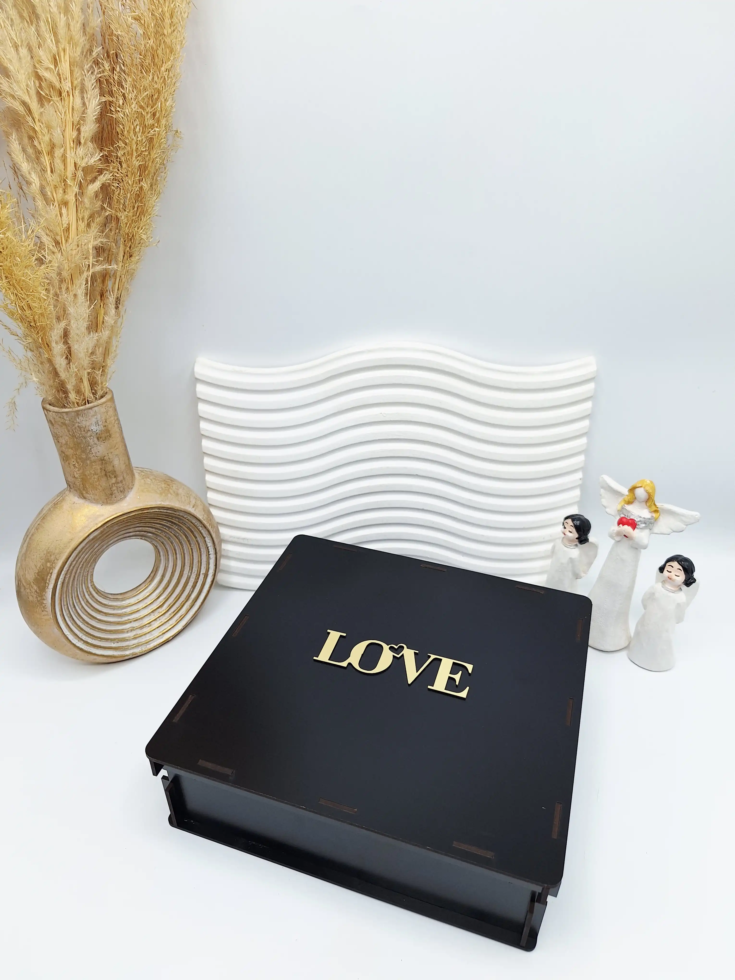 باکس چوبی با کیفیت مناسب کادو و چیدن پک آرایشی طرح لاو (رنگ مشکی)