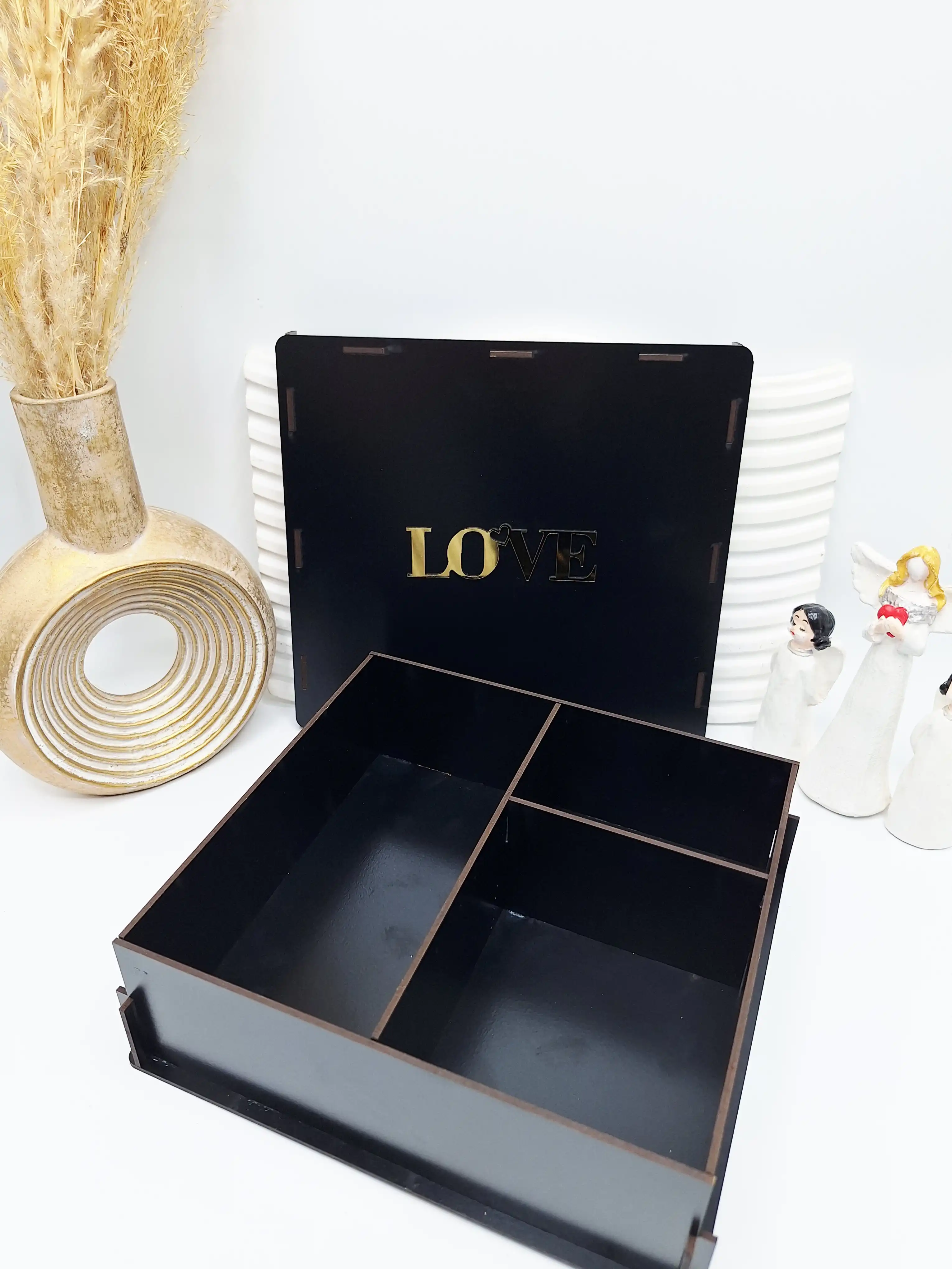 باکس چوبی با کیفیت مناسب کادو و چیدن پک آرایشی طرح لاو (رنگ مشکی)